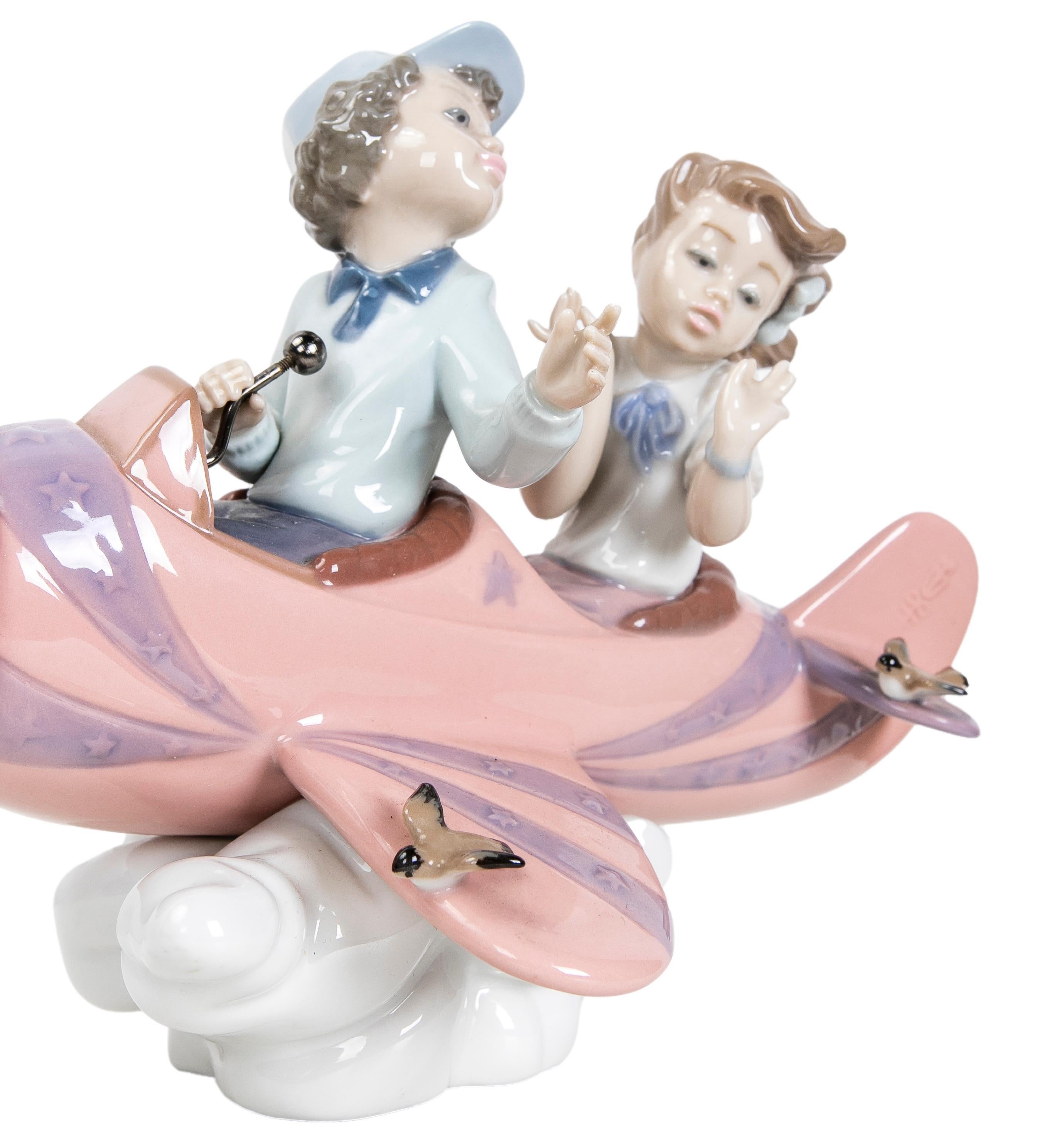 1989 Porcelain Figure of Children in Airplane Signed by the House of LLadró For Sale 2