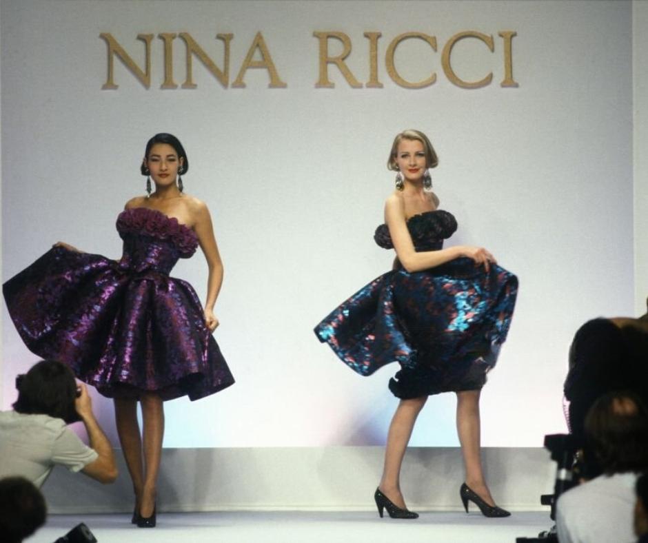 1989 Laufsteg Haute Couture Nina Ricci Brokatkleid aus Brokat im Angebot 3