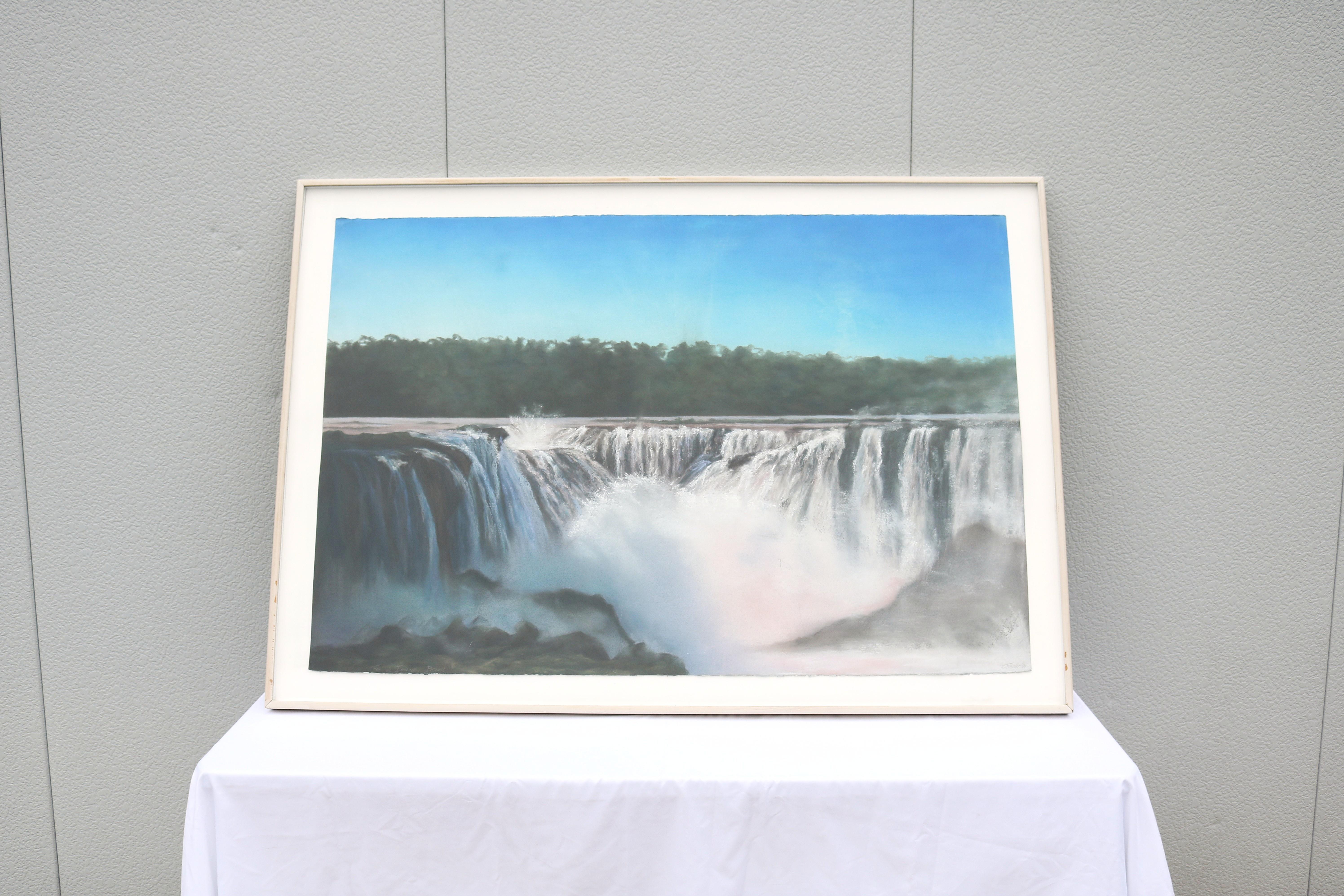 Fabelhaft 1989 Sharon Frazier Foz do Iguaçu, Brasilien. Ein einzigartiges Wasserfall-Pastellgemälde auf Papier. Vom Künstler rechts unten signiert und links unten betitelt.
Das Gemälde fängt die gewaltigen Ausmaße und die dramatische Schönheit der