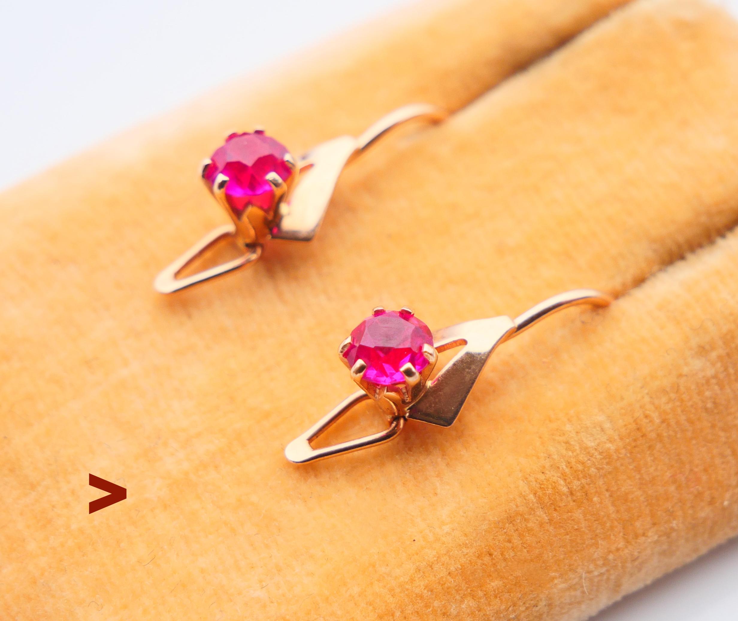 Pendientes Colgantes en 583 / 14K  Oro con engastes de Rubí de laboratorio fabricados en la fábrica de joyas de Kiev, en la Ucrania soviética. Ambas muestran nítidos sellos de la época soviética, 583 Oro, sellos del año 1989.

Cada pendiente mide 17