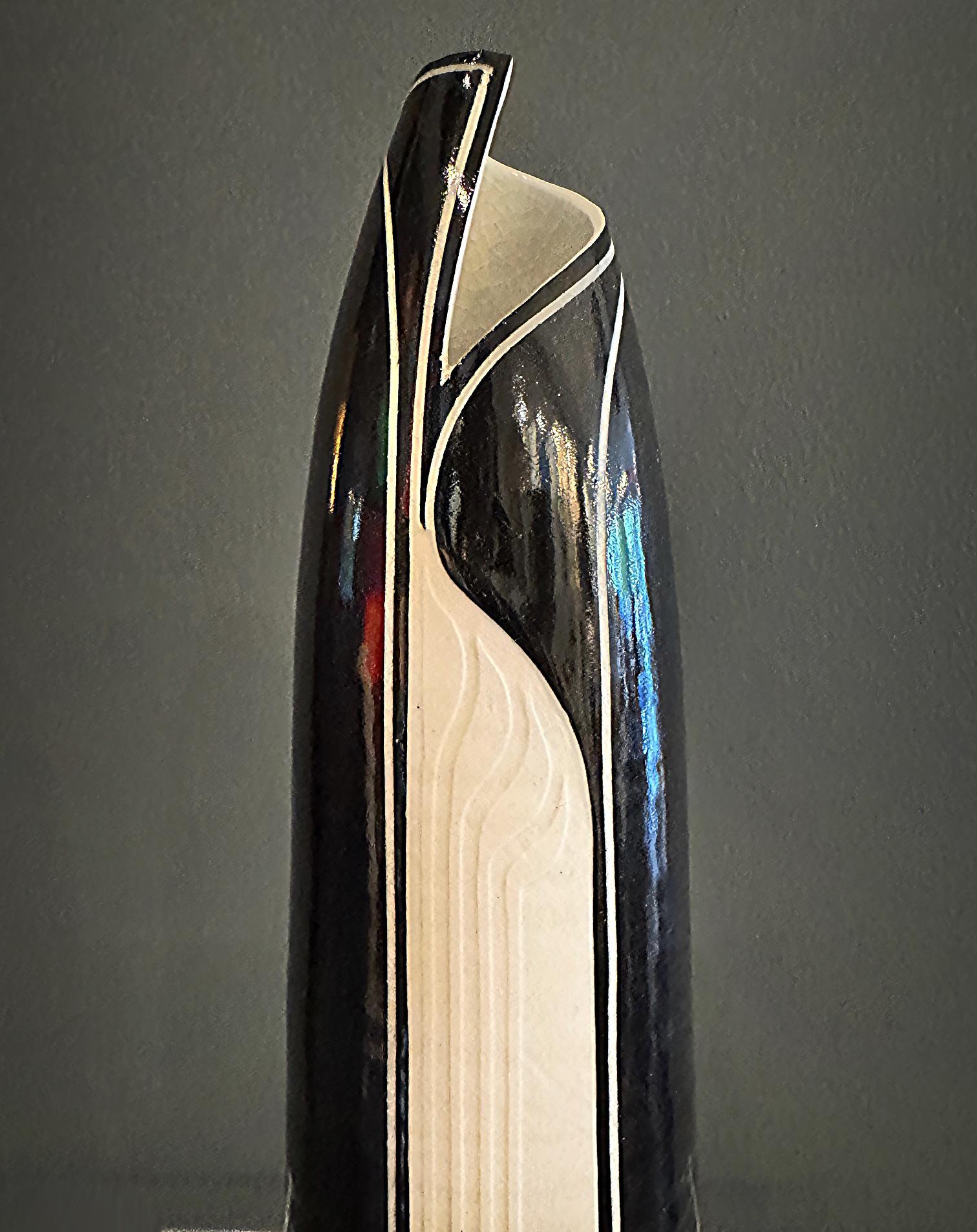 




1989 Vaso alto Memphis Milano Style Studio Pottery 

In vendita c'è un vaso alto nero creato in stile Memphis Milano. Il pezzo di Studio Pottery è firmato in modo illeggibile e datato '89. Smalto nero con linee incise bianco crema e dettagli di