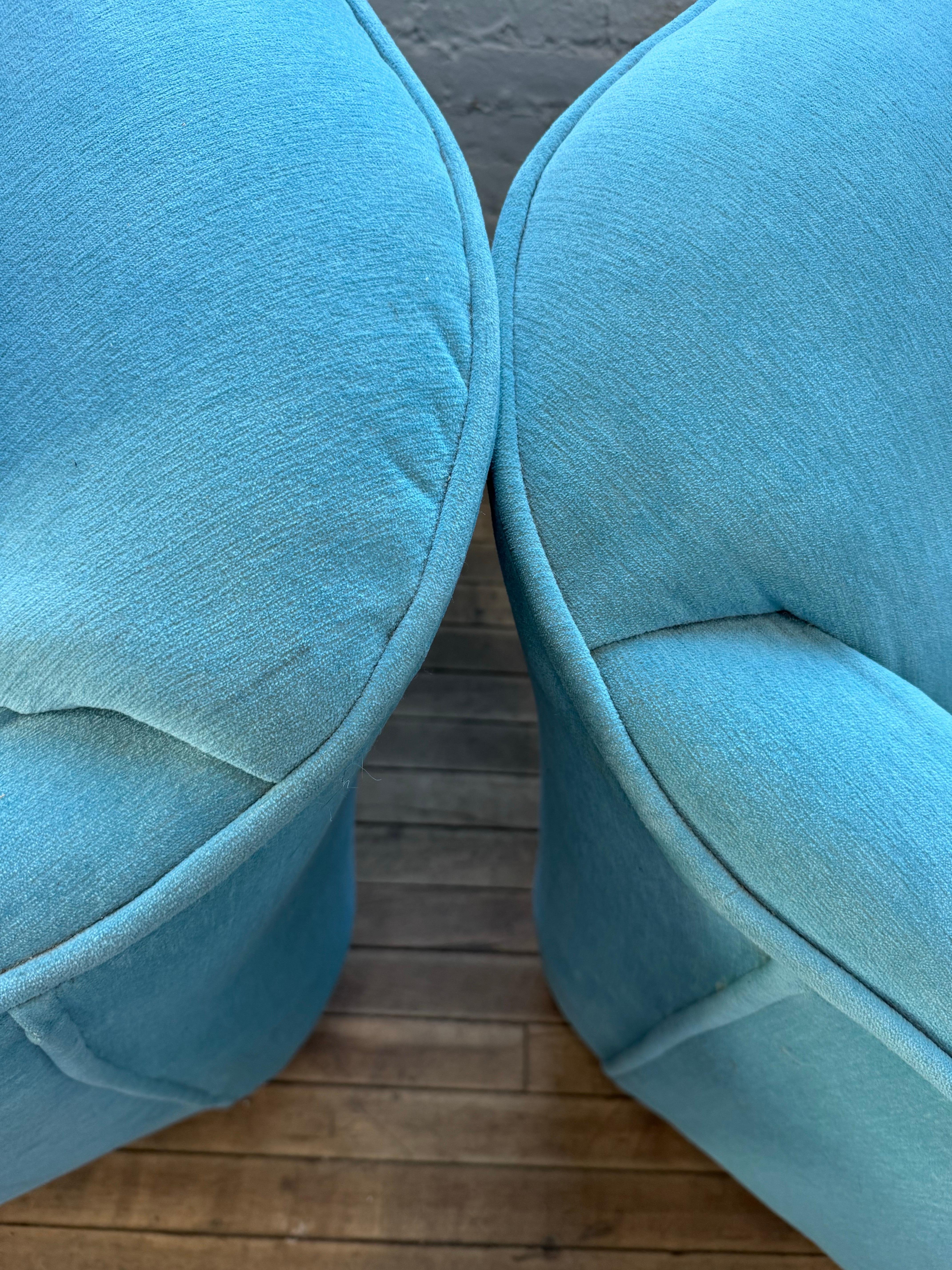2 swivel club chairs with a matching ottoman

Ottoman dimensions: 20x20x17