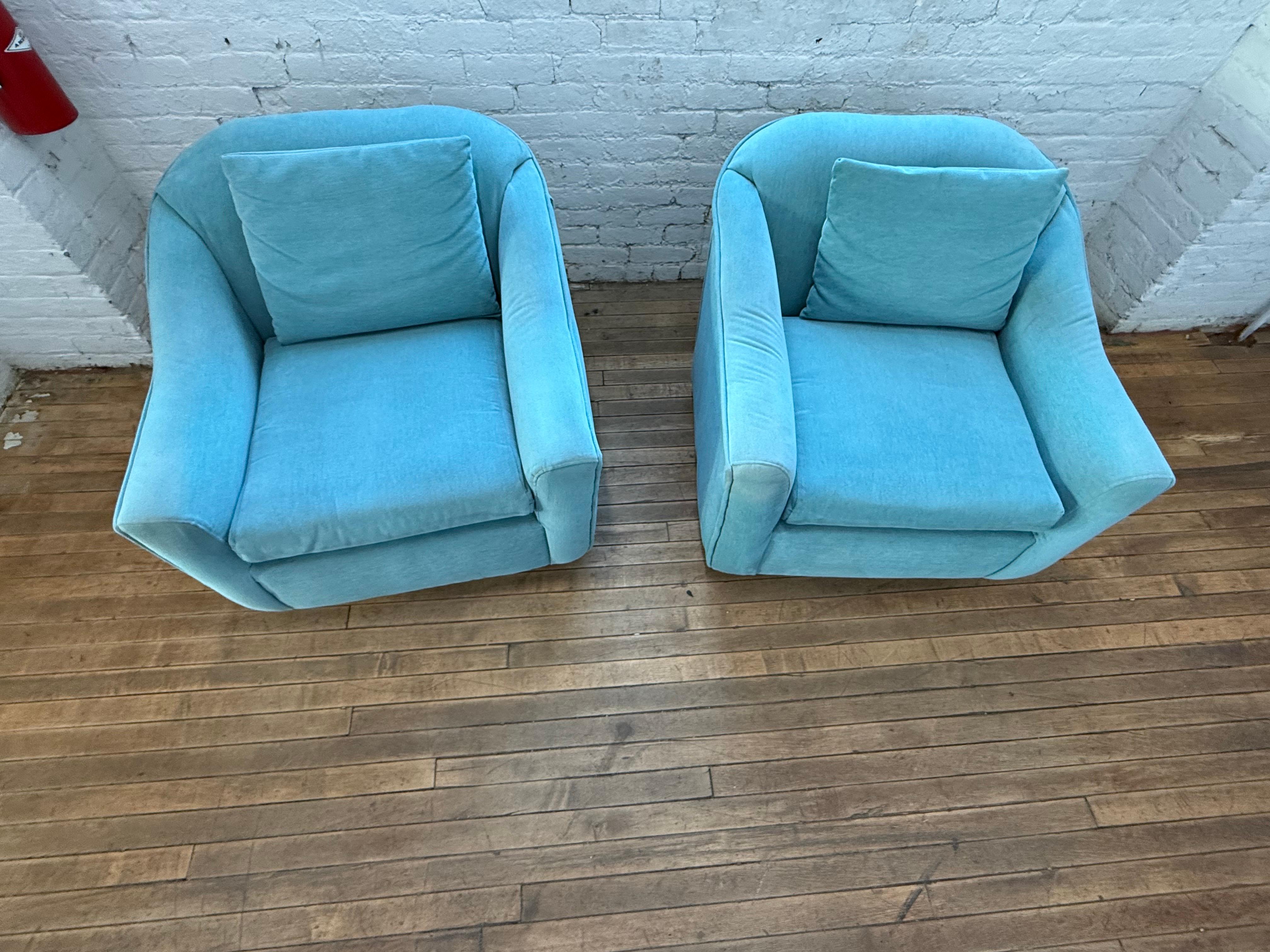 1989 Teal Swivel Chairs and an ottoman In Good Condition For Sale In Staten Island, NY