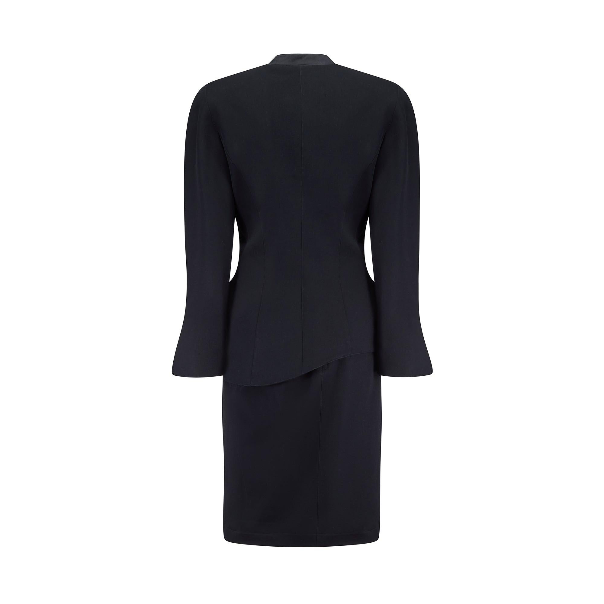 1989 Thierry Mugler Buick Kollektion Schwarzer Anzug mit geschwungenem Saum Rock und Rock im Zustand „Hervorragend“ im Angebot in London, GB
