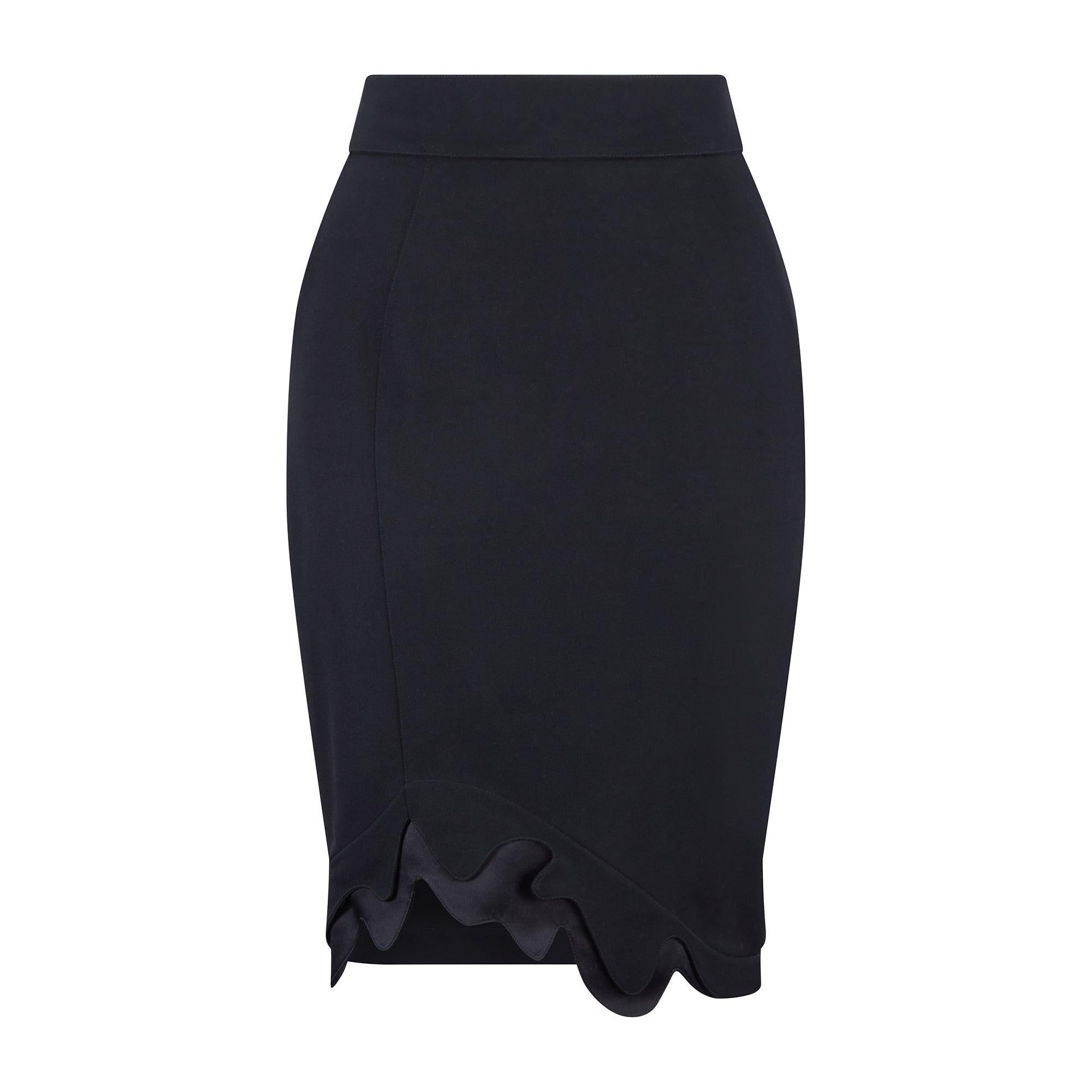 1989 Thierry Mugler Buick Kollektion Schwarzer Anzug mit geschwungenem Saum Rock und Rock Damen im Angebot