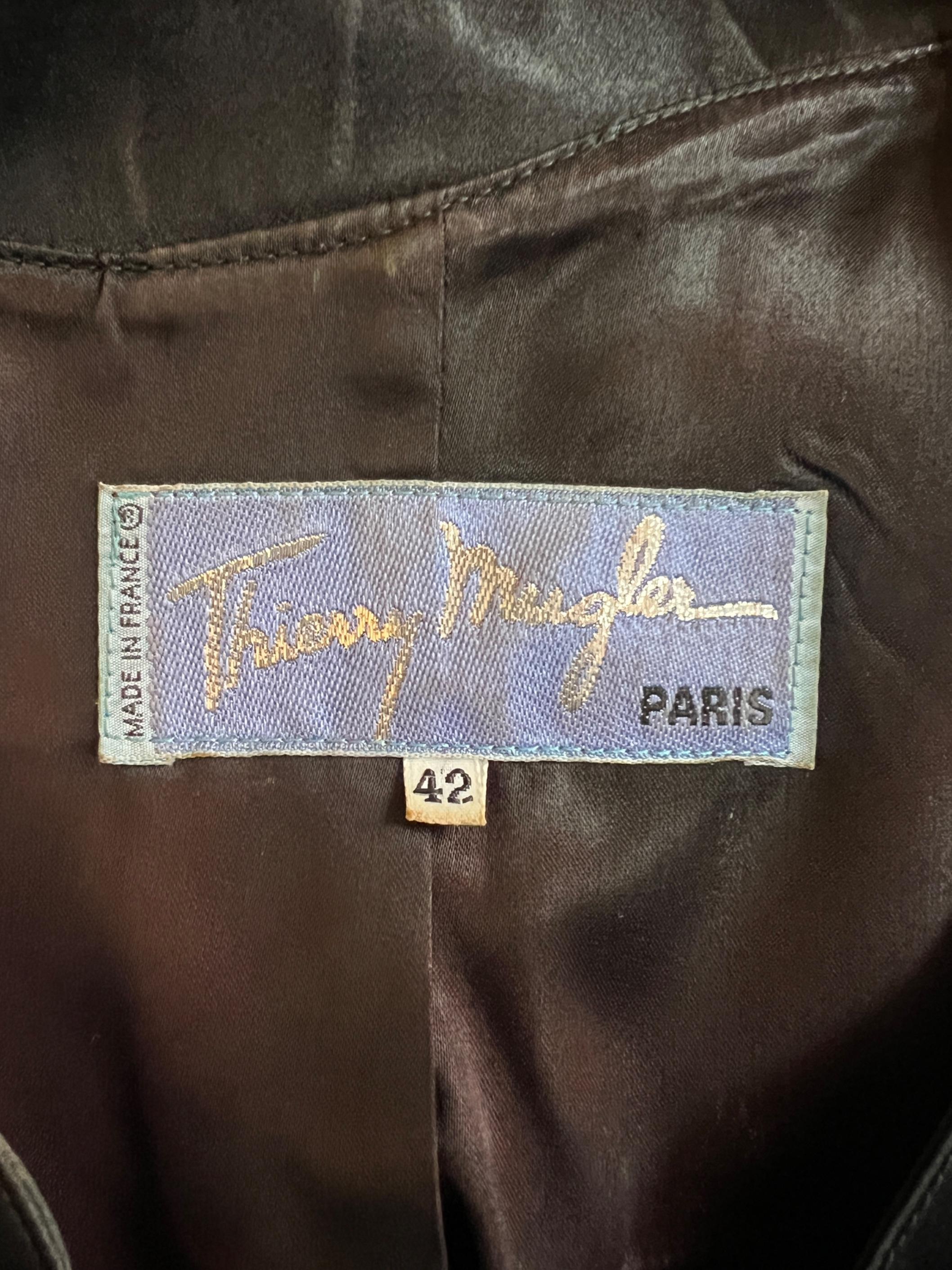 1989 Thierry Mugler Buick Kollektion Schwarzer Anzug mit geschwungenem Saum Rock und Rock im Angebot 3