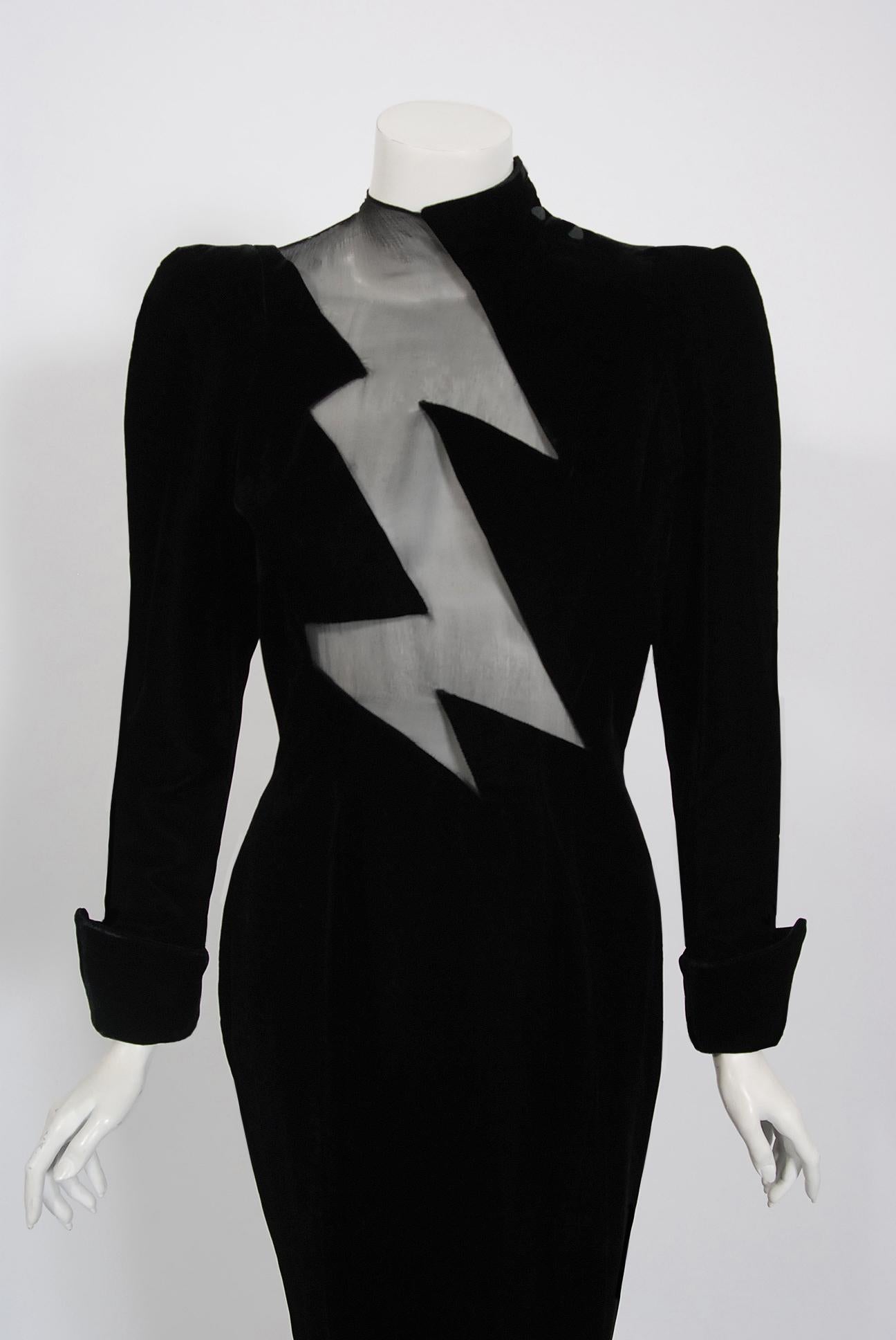 Robe iconique du défilé de l'automne-hiver 1988-89 de Thierry Mugler documentée dans la forme sablier la plus flatteuse. Ce légendaire créateur de mode français est connu pour sa mode audacieuse et son côté théâtral, parfois même campy. Bien que