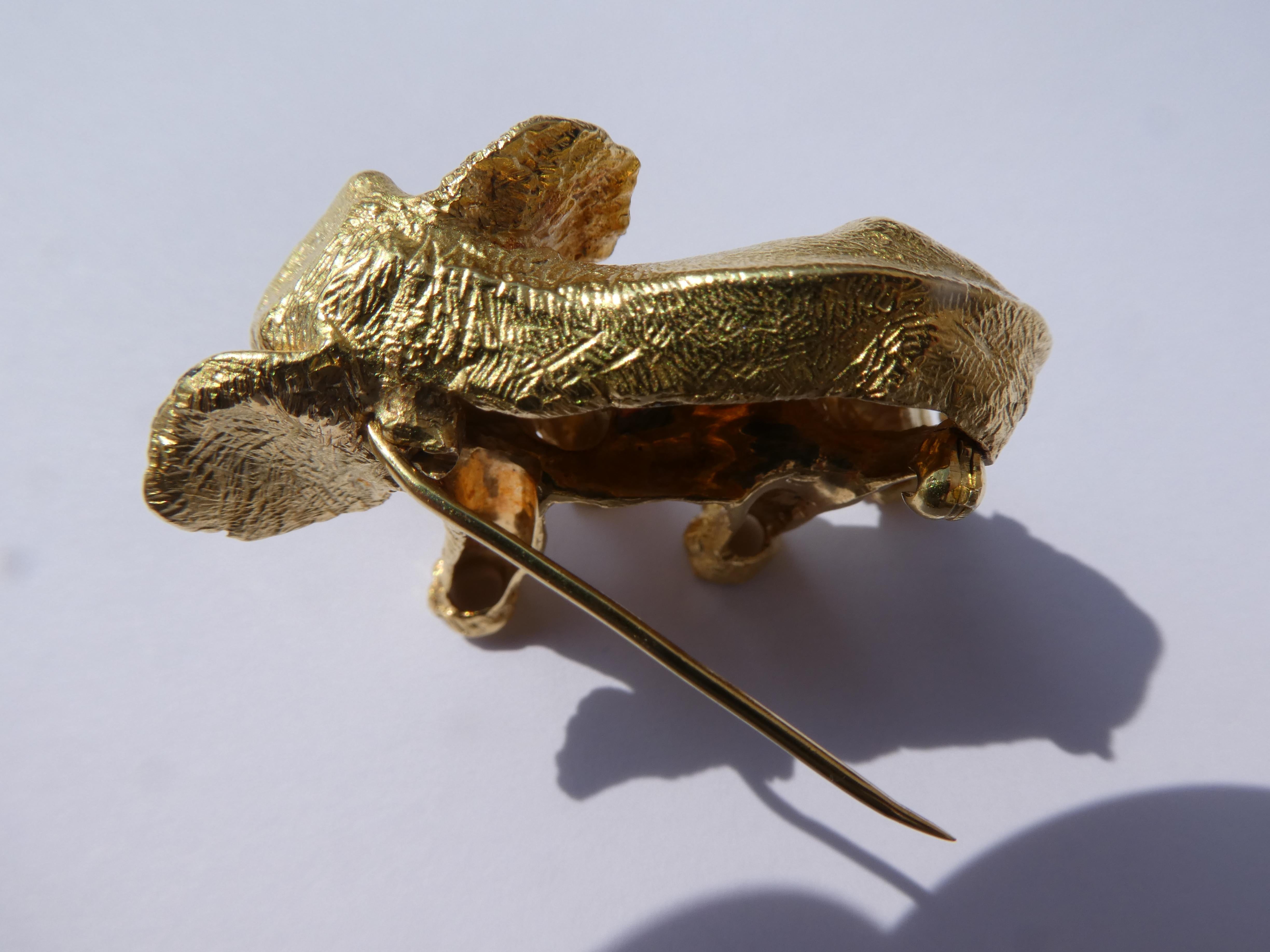 1989 Tiffany & Co. 18 Karat Yellow Gold Diamond Sapphires Elephant Brooch In Excellent Condition For Sale In Munich, DE