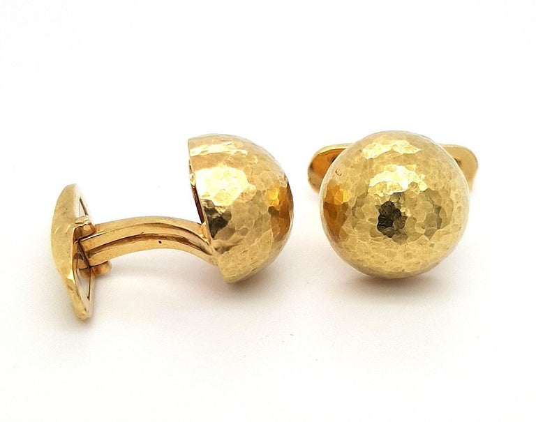 Women's or Men's 18kt Yellow Gold Cufflinks Dome Hammered, 1989 Tiffany & Co. Paloma Picasso For Sale