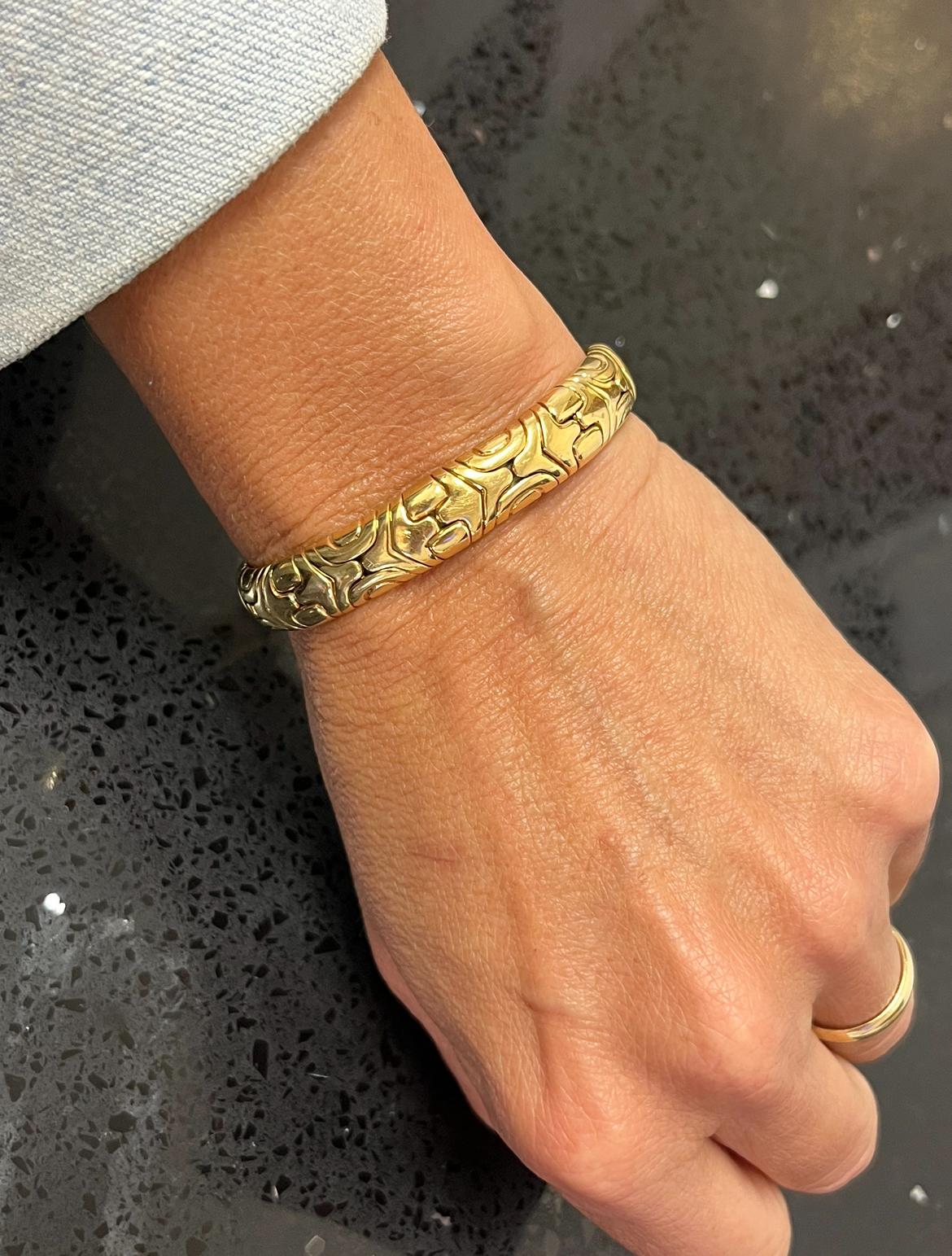 1989 Vintage Bulgari Alveare Cuff Bangle made in Solid 18-Karat Yellow Gold 4