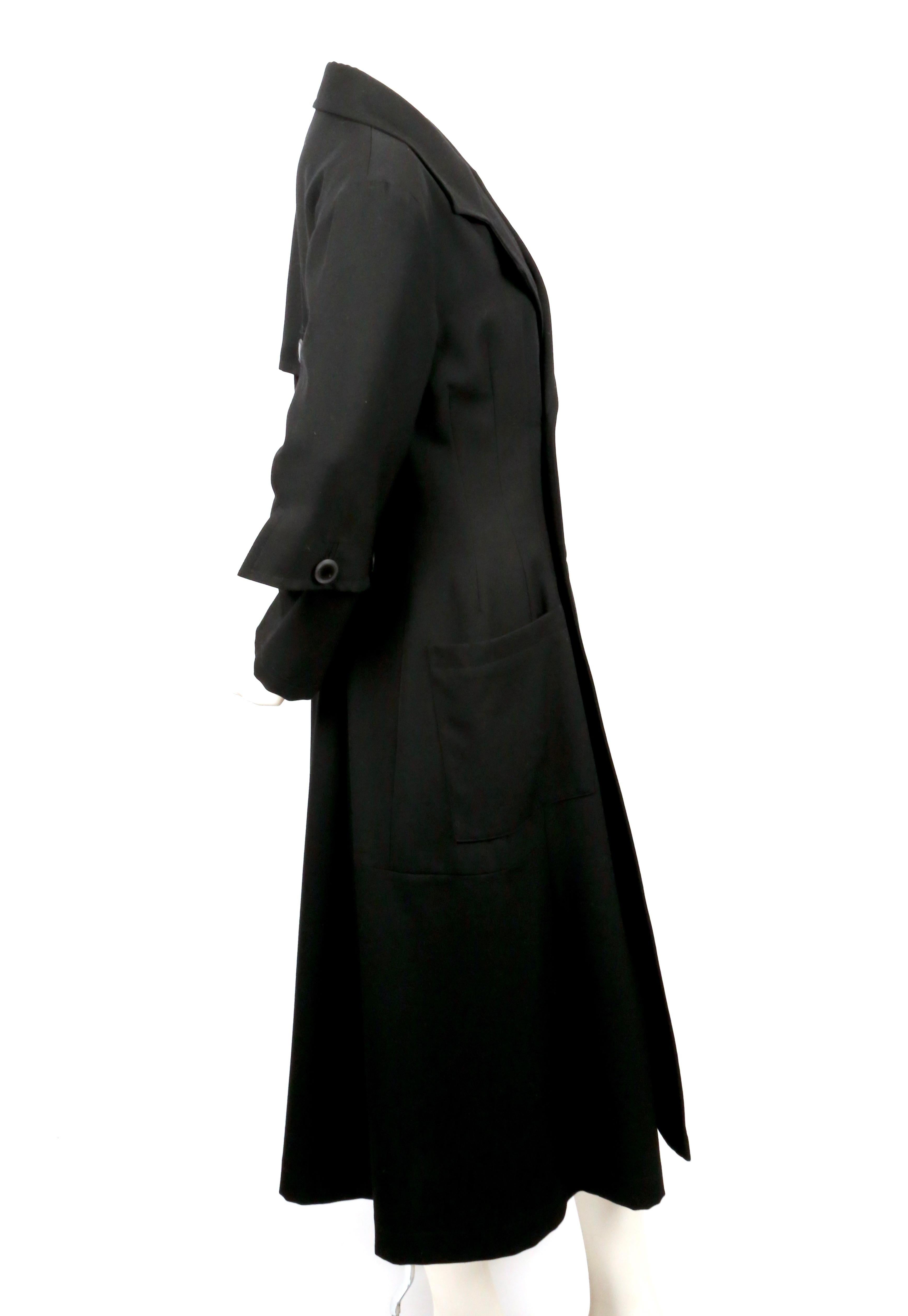 Abrigo de lana negra muy exclusivo, con detalle de botones en los brazos y la espalda, diseñado por Yohji Yamamoto en 1989, exactamente como se vio en la pasarela. El abrigo tiene una silueta realmente estupenda. Ajuste muy favorecedor. El abrigo