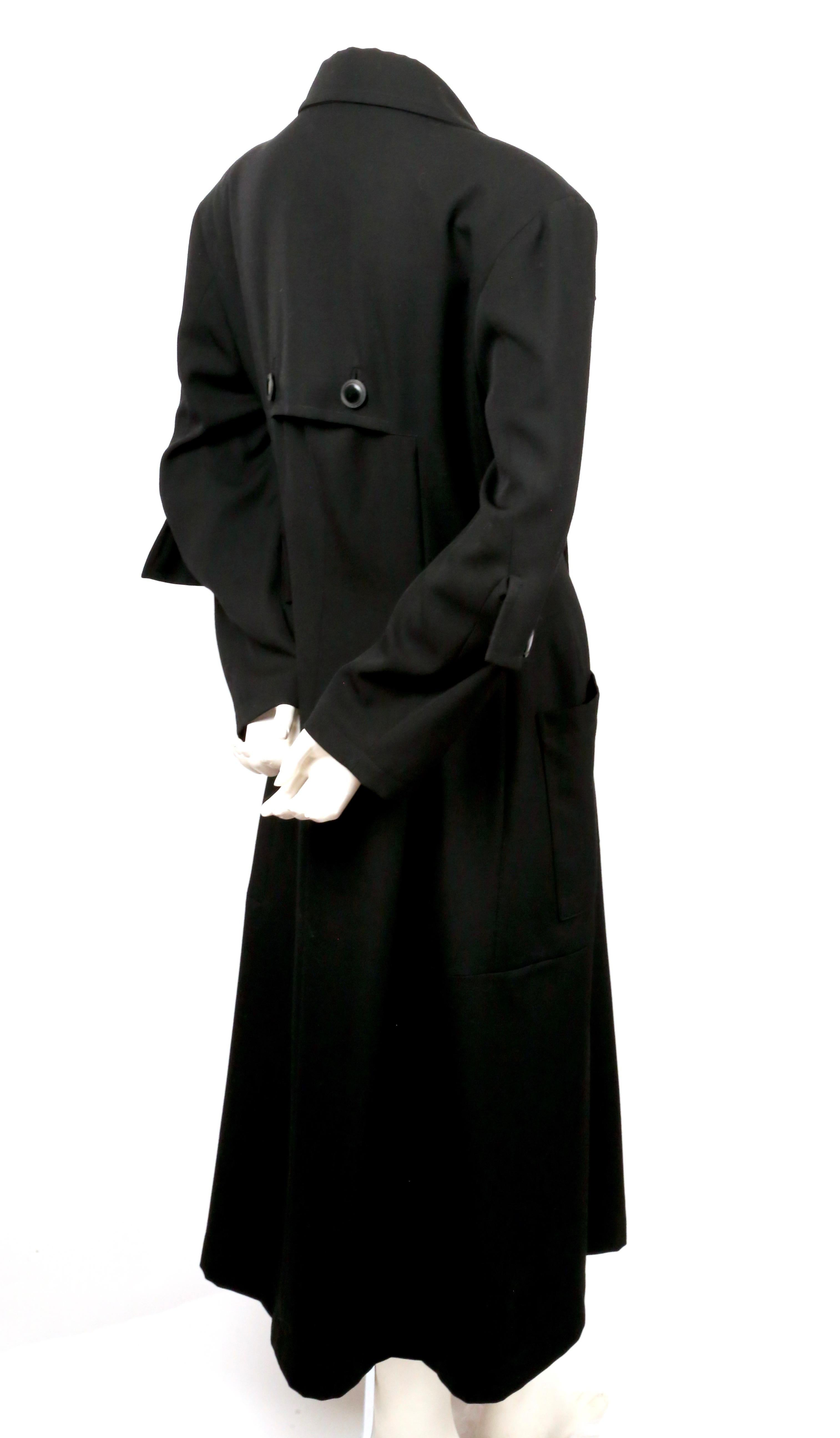 1989 YOHJI YAMAMOTO abrigo negro de pasarela con detalle de botones Negro en venta