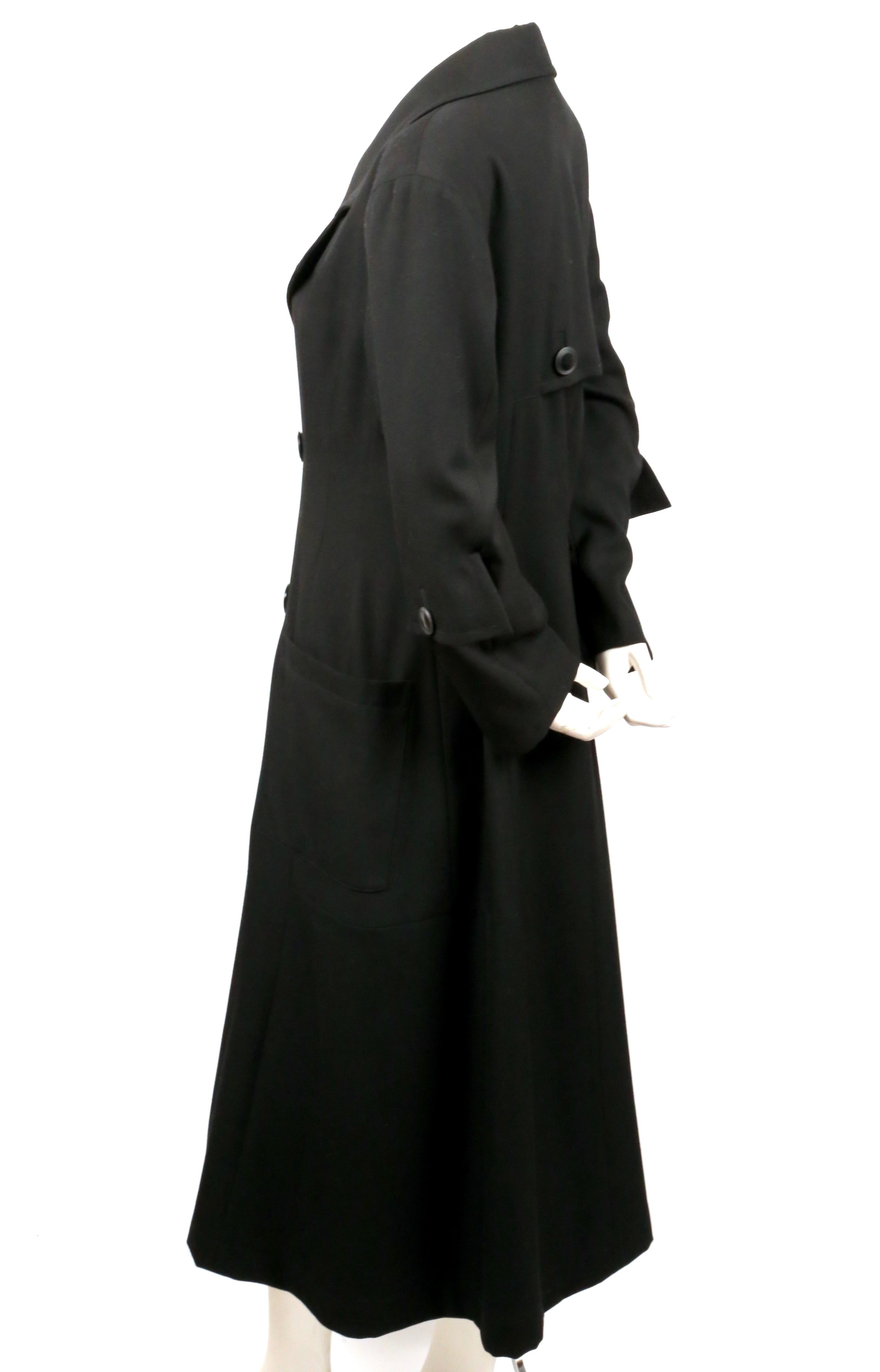 1989 YOHJI YAMAMOTO abrigo negro de pasarela con detalle de botones en Excelente estado para la venta en San Fransisco, CA