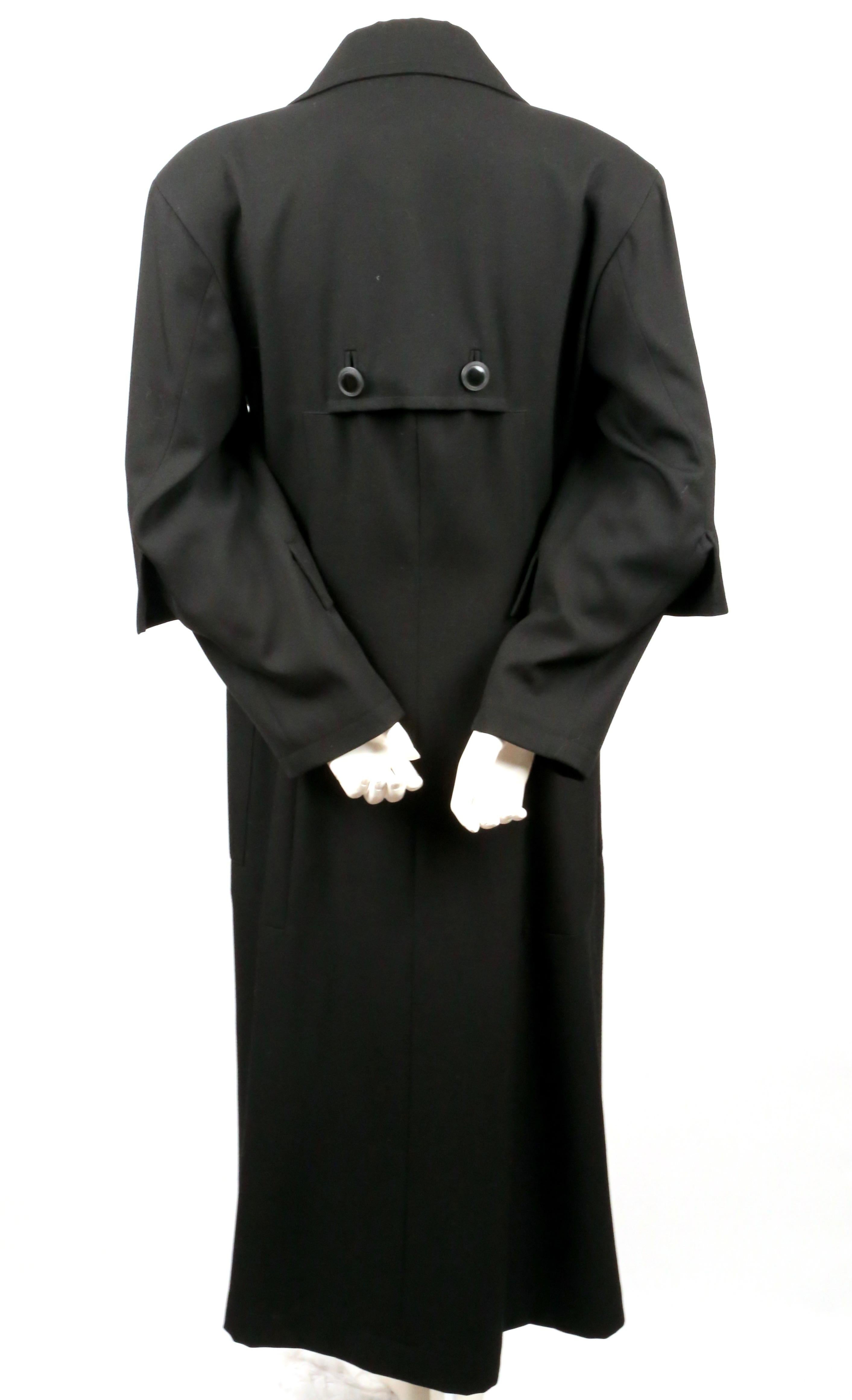 1989 YOHJI YAMAMOTO abrigo negro de pasarela con detalle de botones en venta 1