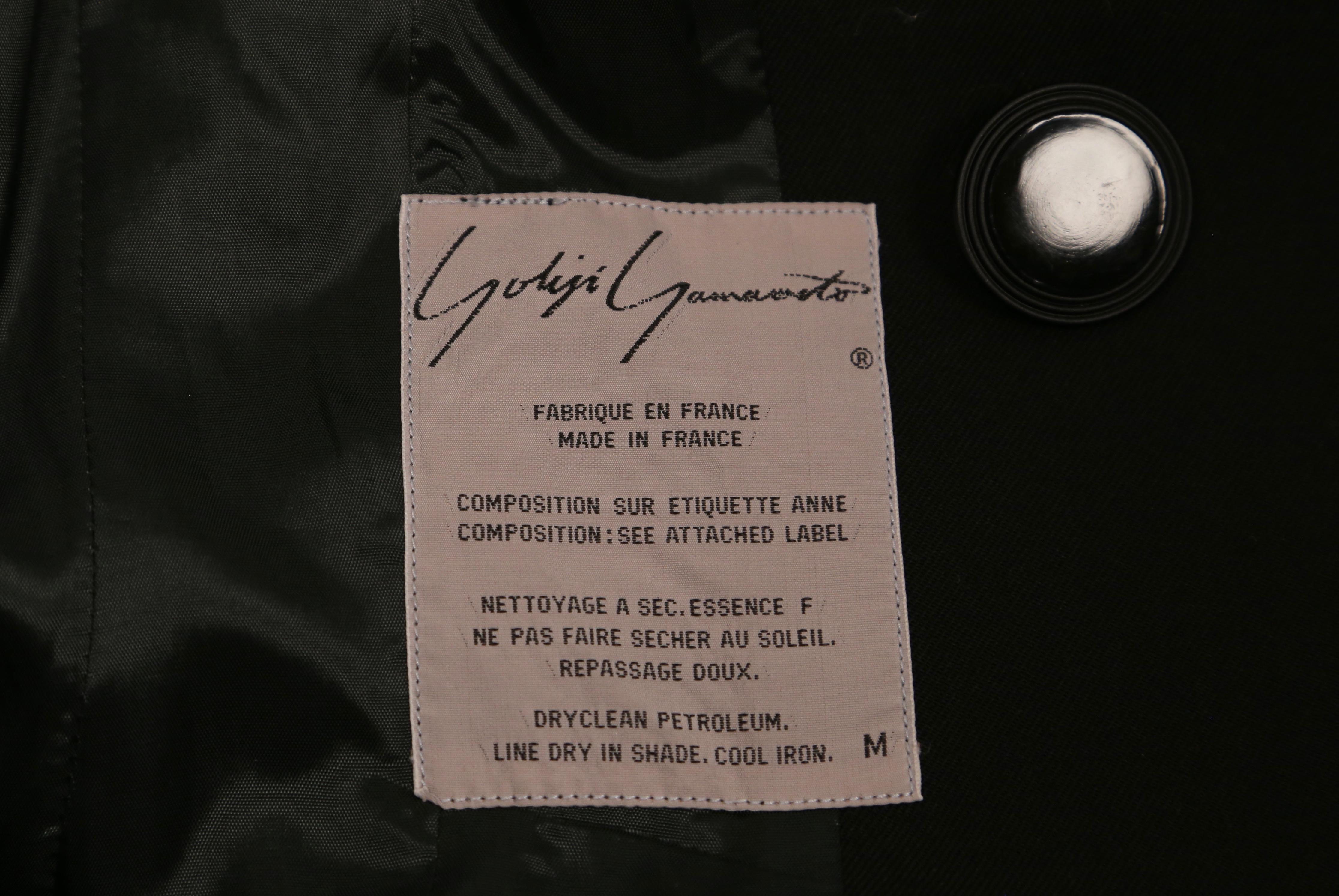 1989 YOHJI YAMAMOTO abrigo negro de pasarela con detalle de botones en venta 2