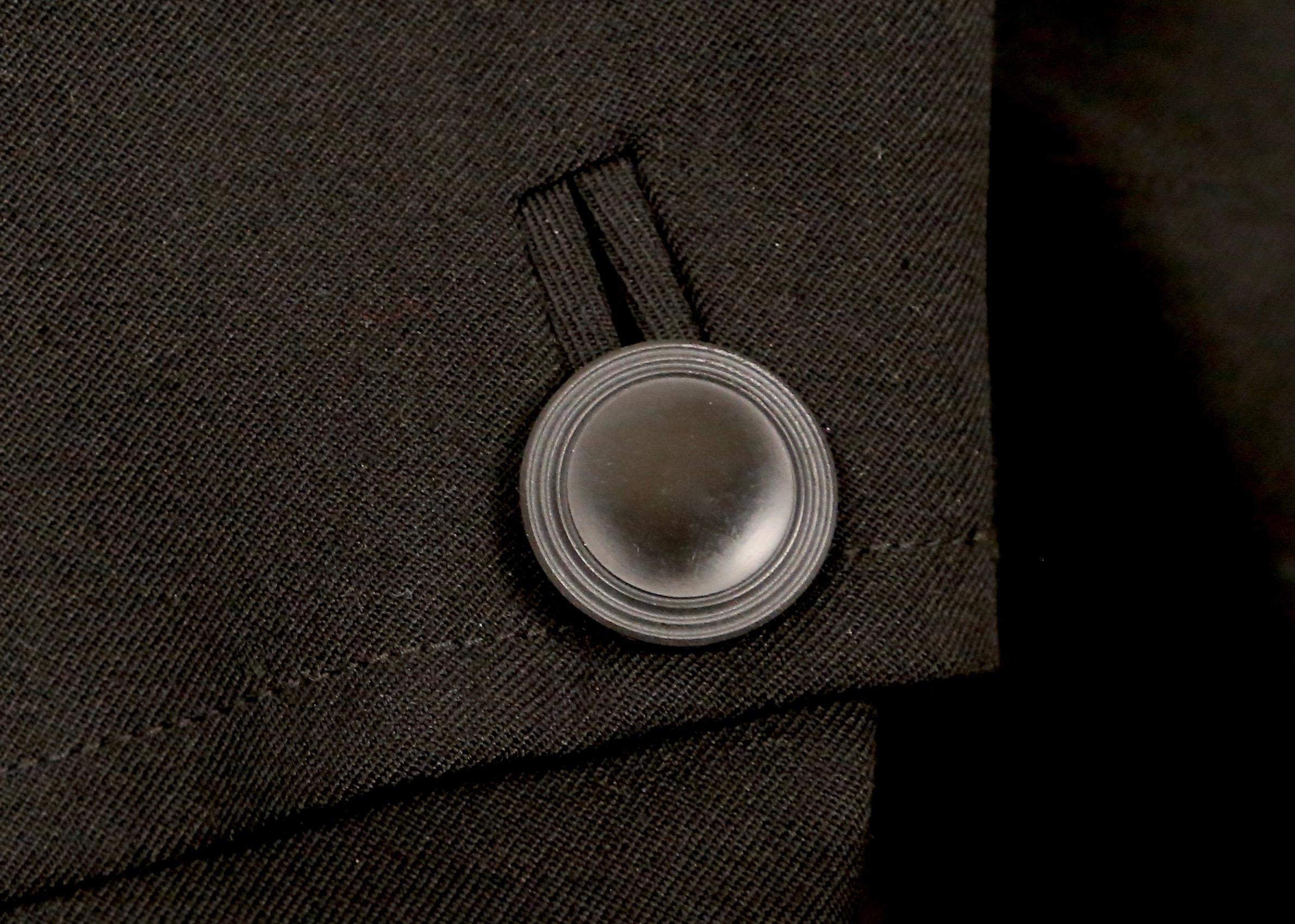 1989 YOHJI YAMAMOTO abrigo negro de pasarela con detalle de botones en venta 3