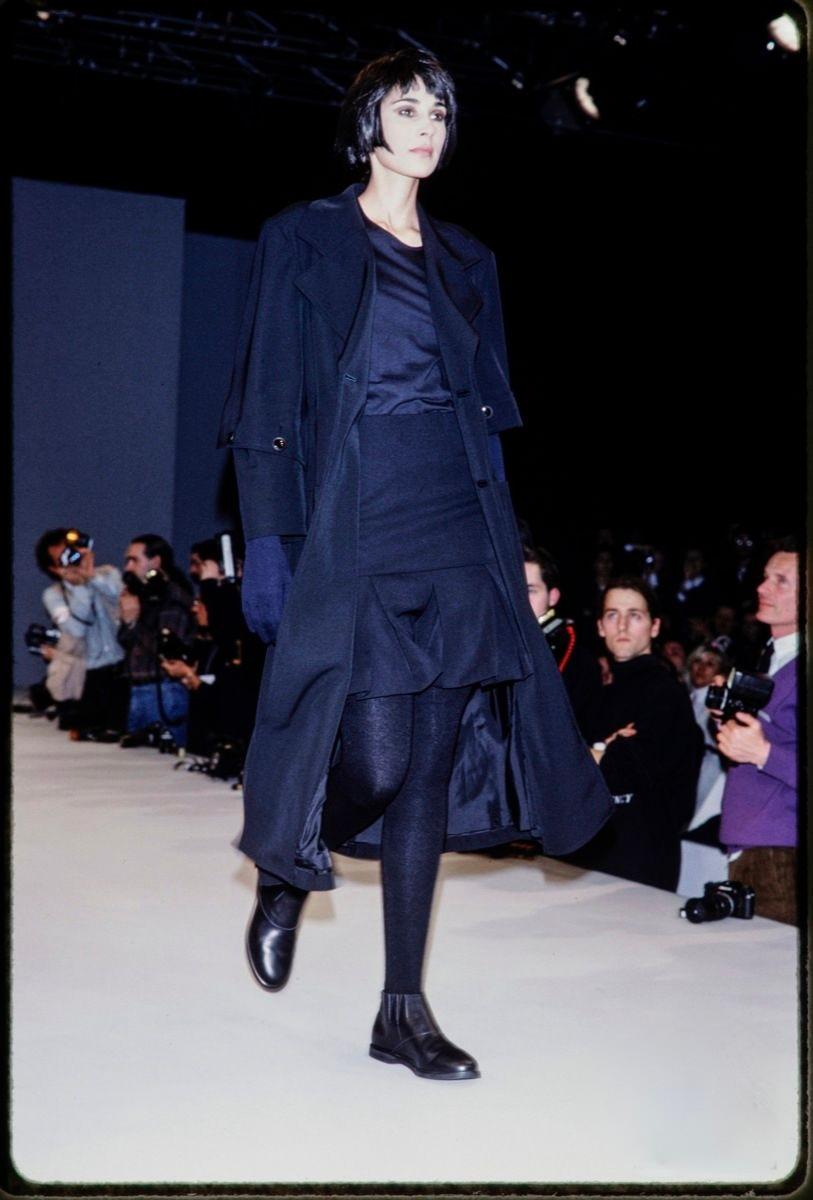 1989 YOHJI YAMAMOTO abrigo negro de pasarela con detalle de botones en venta 4