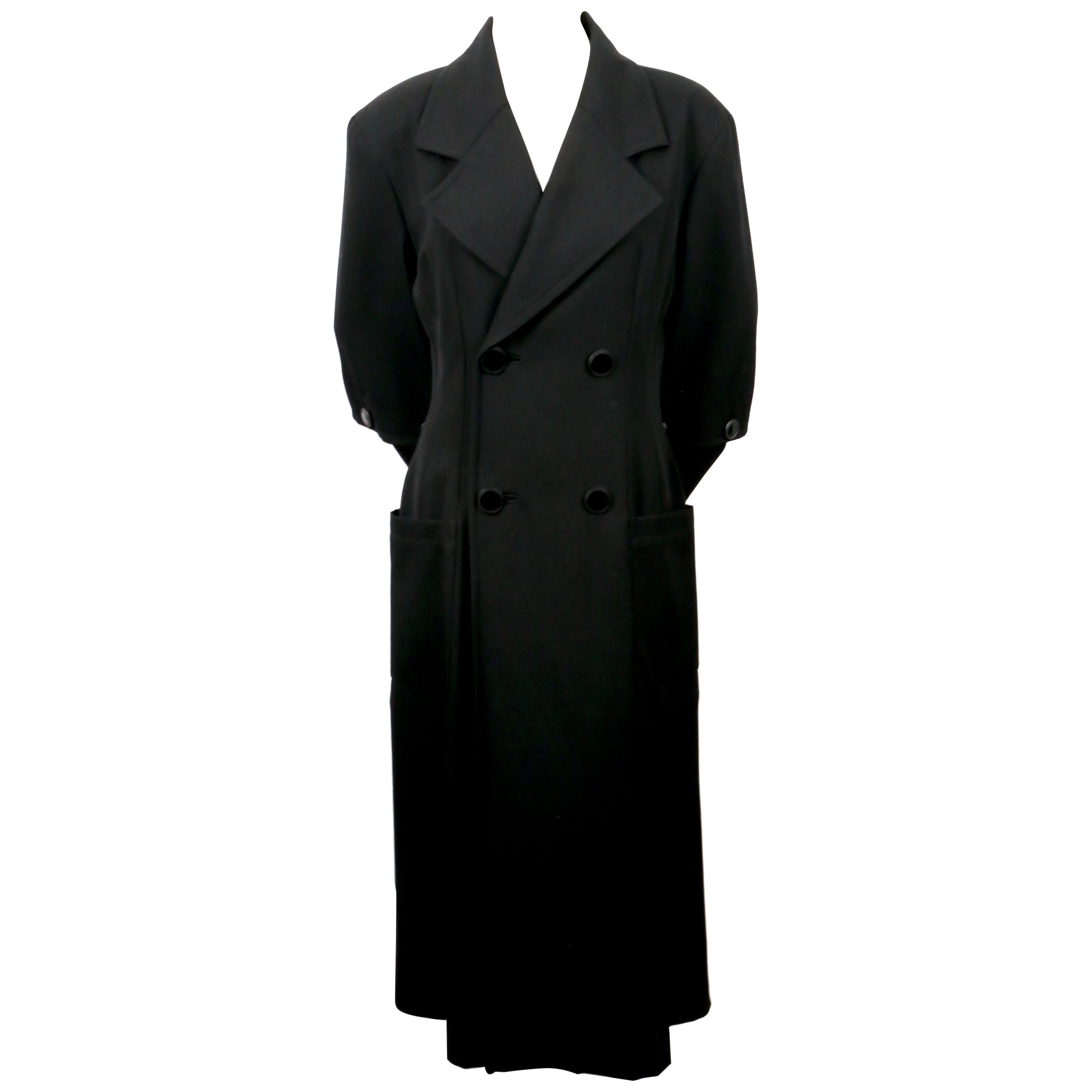 1989 YOHJI YAMAMOTO abrigo negro de pasarela con detalle de botones en venta