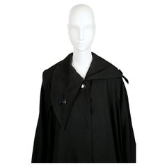 1989 Yohji Yamamoto cappotto lungo nero RUNWAY con dettaglio di bottoni