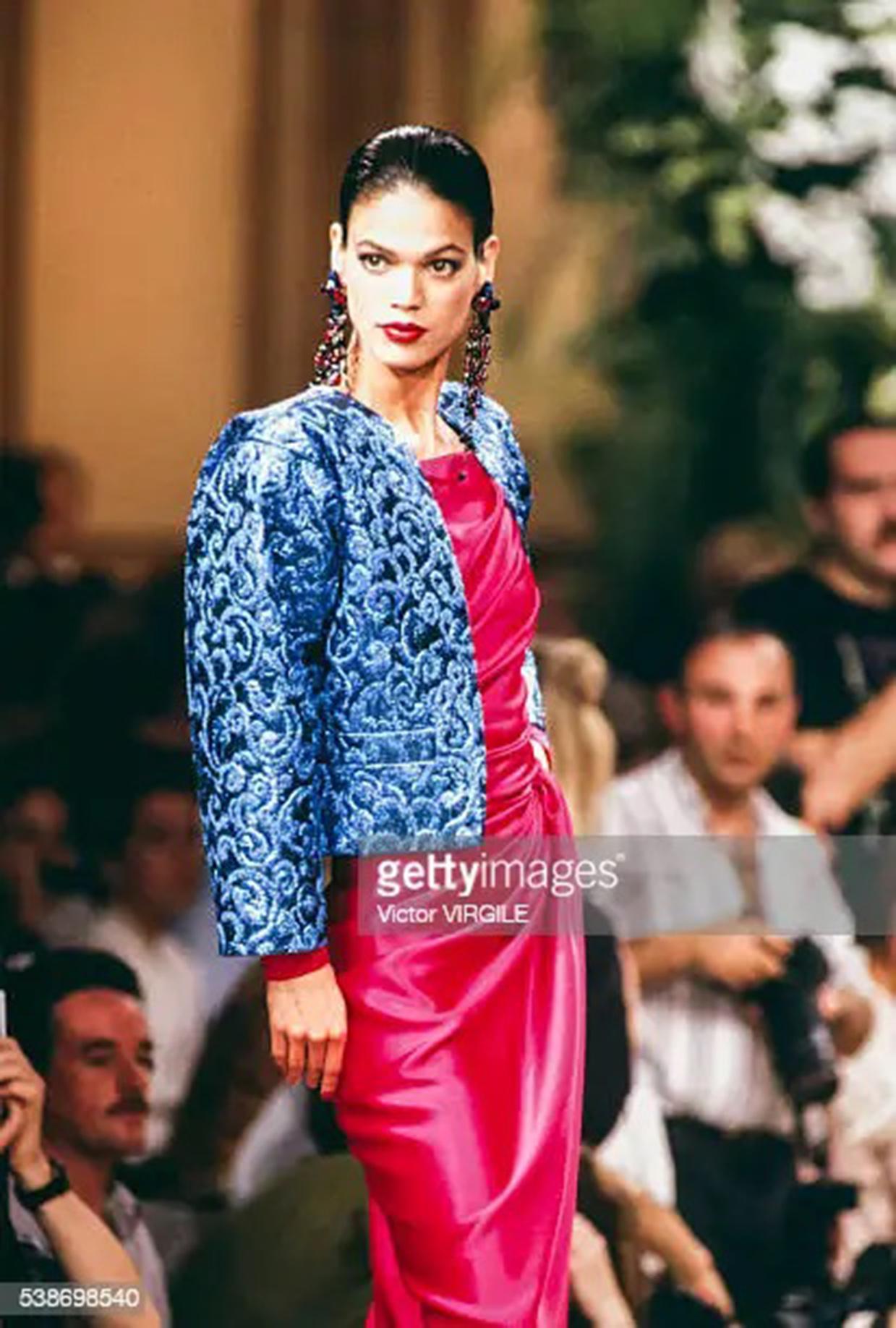Yves Saint Laurent Haute Couture Robe vintage drapée à épaules dénudées en soie rose, 1989 en vente 7