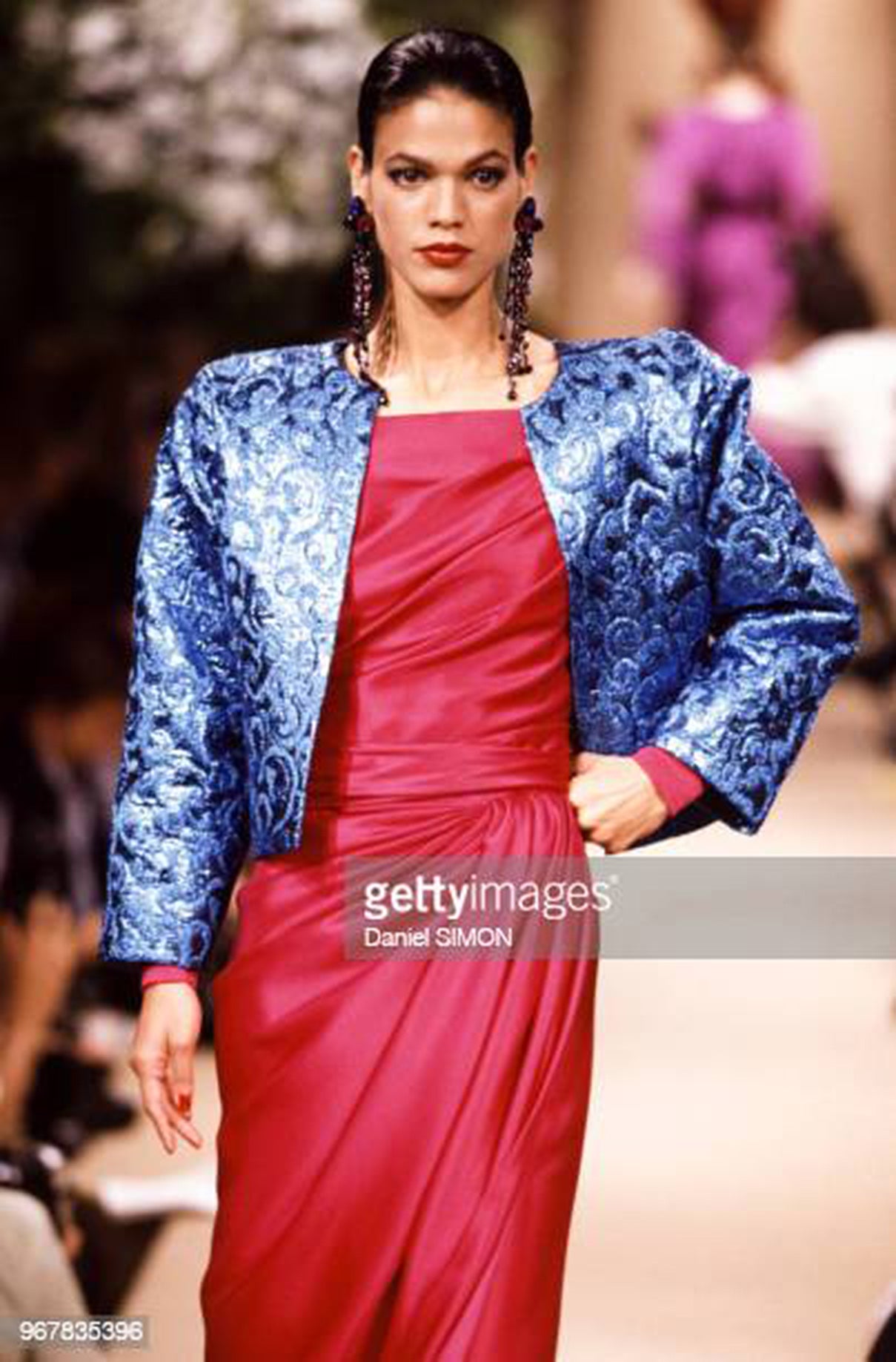 Une robe documentée de haute couture d'Yves Saint Laurent, absolument magnifique et incroyablement rare, issue de sa collection emblématique automne/hiver 1989-90. Il est incroyablement chic grâce à sa construction fluide drapée à la main. Le tissu