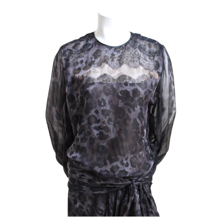 Sehr seltenes Haute-Couture-Kleid aus Seidenchiffon mit Spitze im Stil der 20er Jahre, entworfen von Yves Saint Laurent aus dem Jahr 1989, genau wie auf dem Laufsteg im Frühjahr 1989 zu sehen. Nummeriert. Lila Leopardenmuster. Ungefähr US-Größe 2