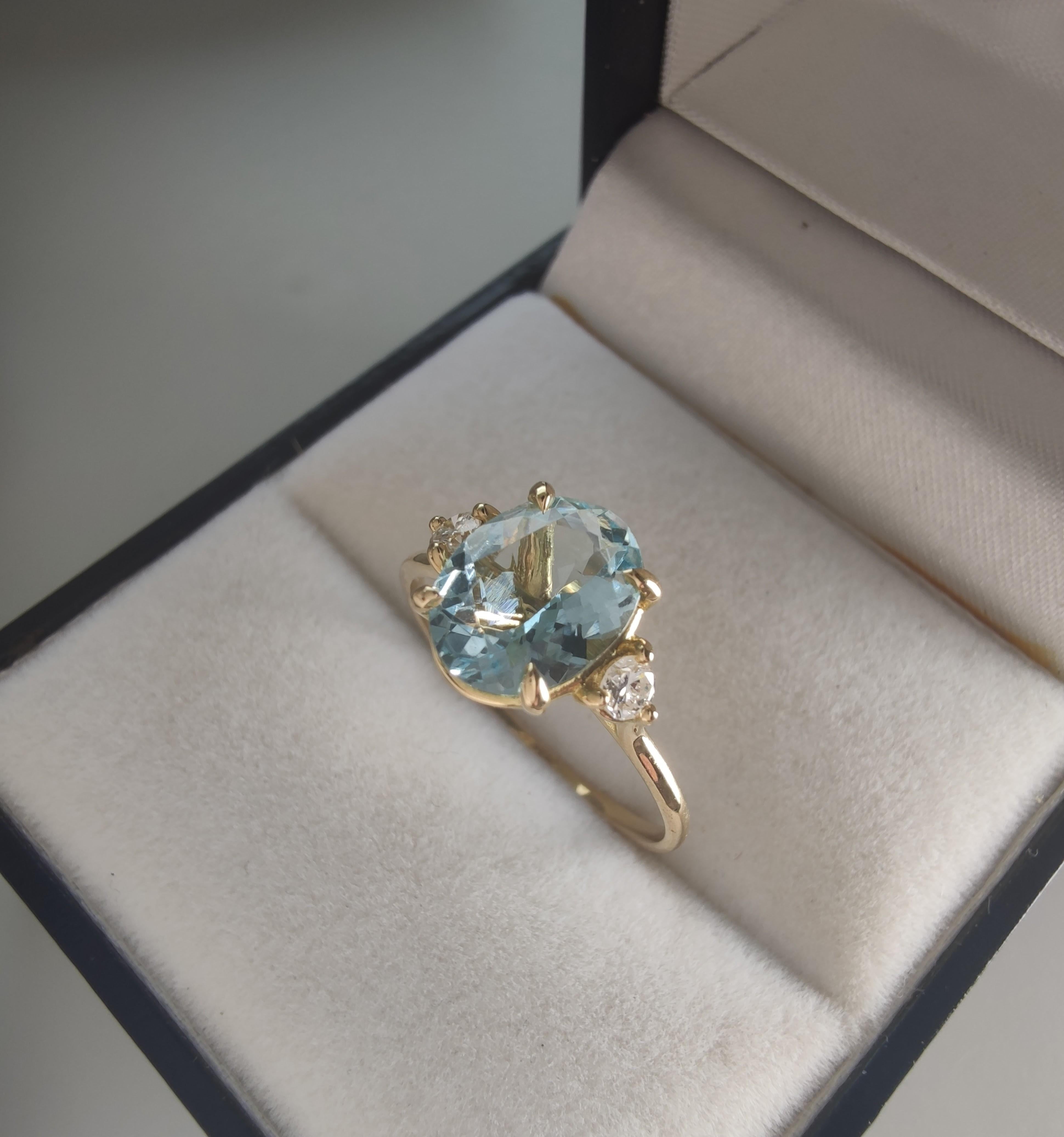 1.98ct Natural Aquamarine and Diamond Three-Stone Ring in 18K Gold  Gift for her In New Condition For Sale In Sant Josep de sa Talaia, IB