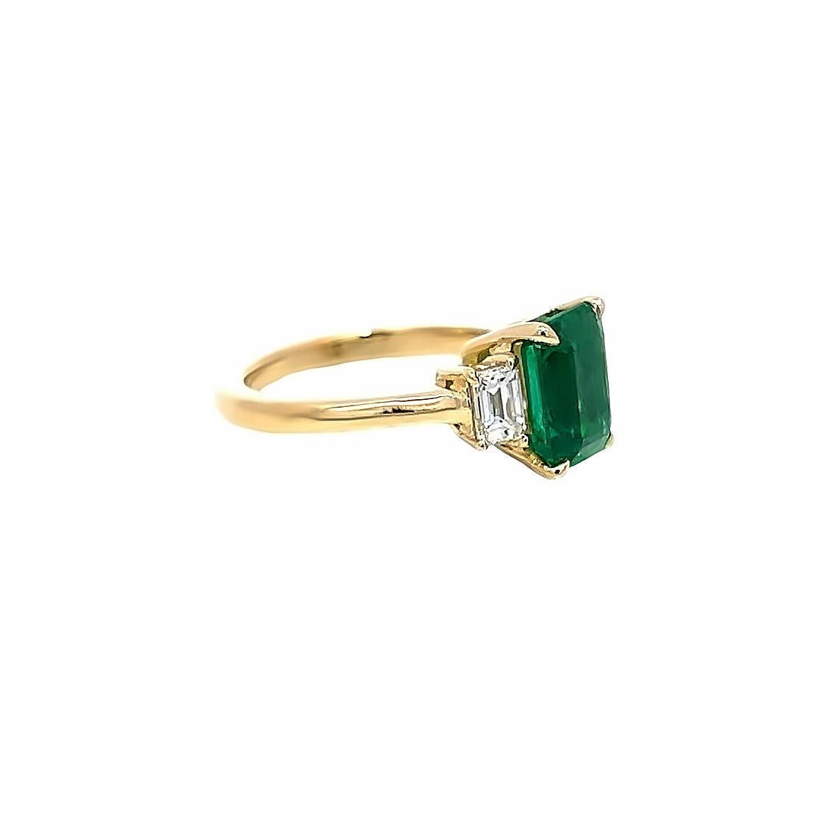 Dieser exquisite Ring ist mit einem wunderschönen achteckigen Smaragd besetzt, der aus Sambia stammt und von GIA für seine Transparenz zertifiziert wurde. Der Smaragd wird von zwei Diamanten mit einem Gewicht von je 0,40 Karat begleitet, was ein