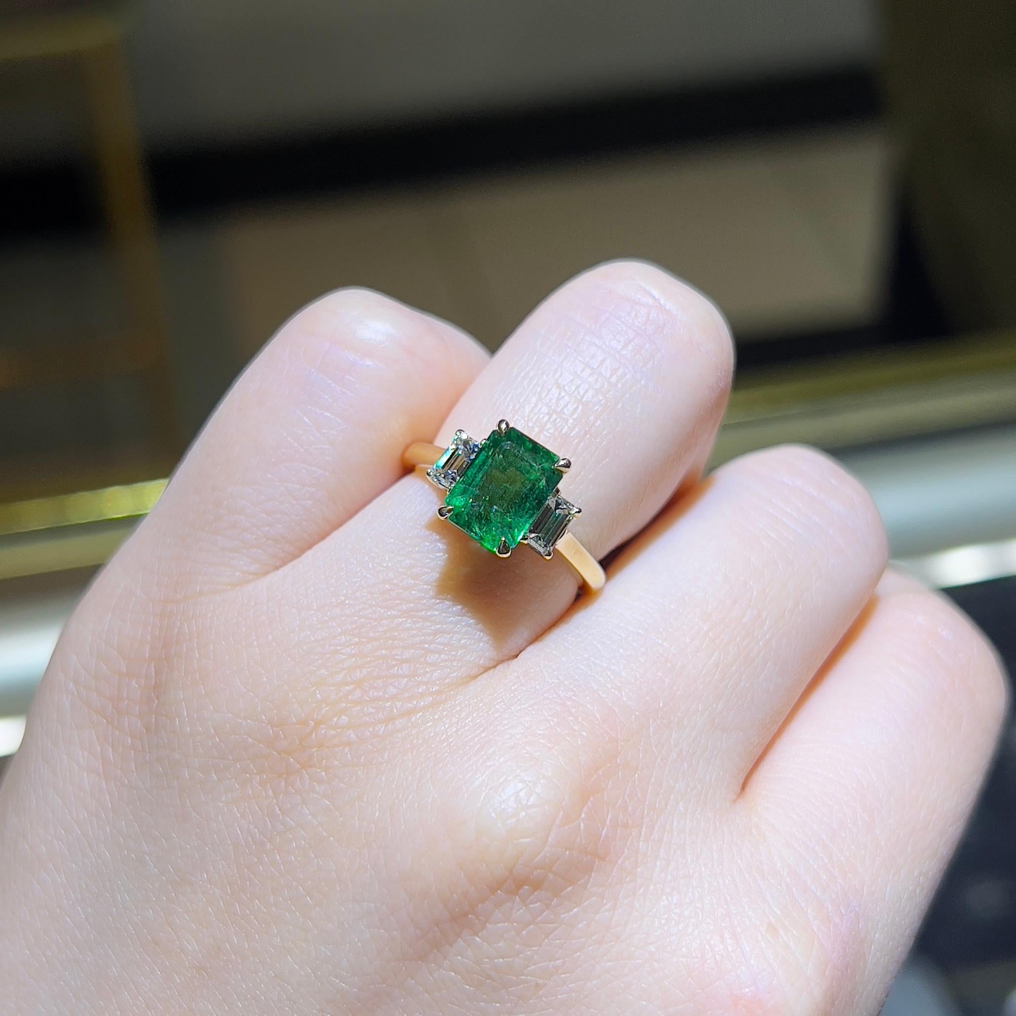 Achteckiger Smaragd mit Diamantenring, GIA-zertifiziert, 1,98CT, gefasst in 18K YG Damen im Angebot