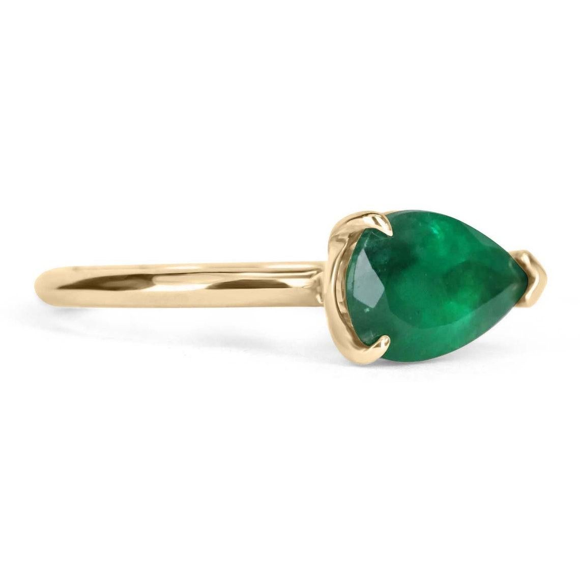 Dieser Ring ist nichts für schwache Nerven! Gezeigt wird ein reicher dunkelgrüner Smaragd aus Erdminen, ein tropfenförmiger Solitärring, der von Osten nach Westen in 14 Karat Gold gefasst ist. Dieser wunderschöne Solitärring trägt einen