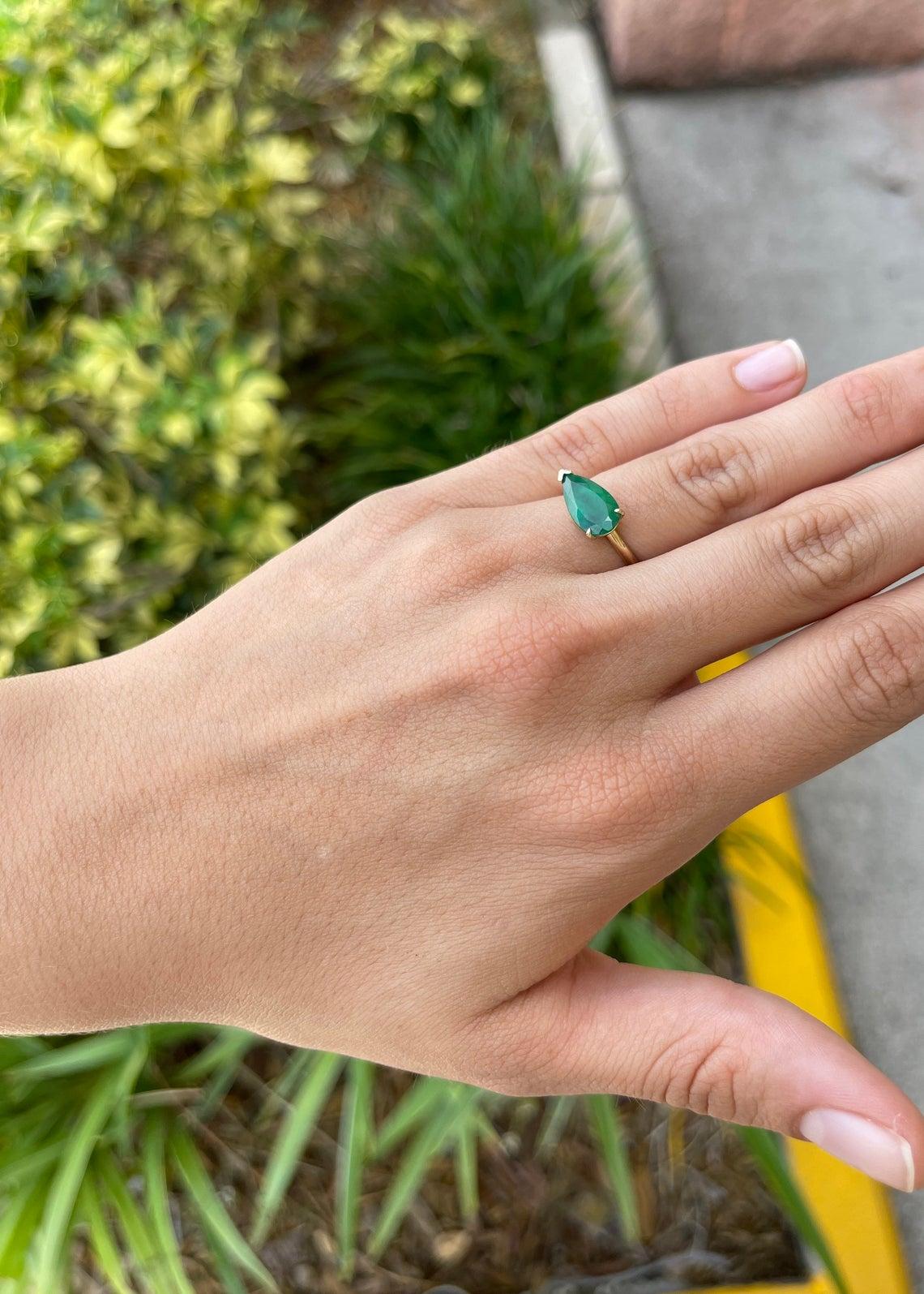 2,0 Karat Smaragd- birnenförmiger Solitär-Ring mit drei Zacken Ost-West-Fassung Damen im Angebot