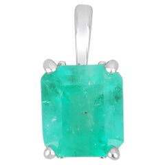 Ciondolo d'oro solitario con taglio smeraldo colombiano verde medio vivo da 1,98 ct 14K