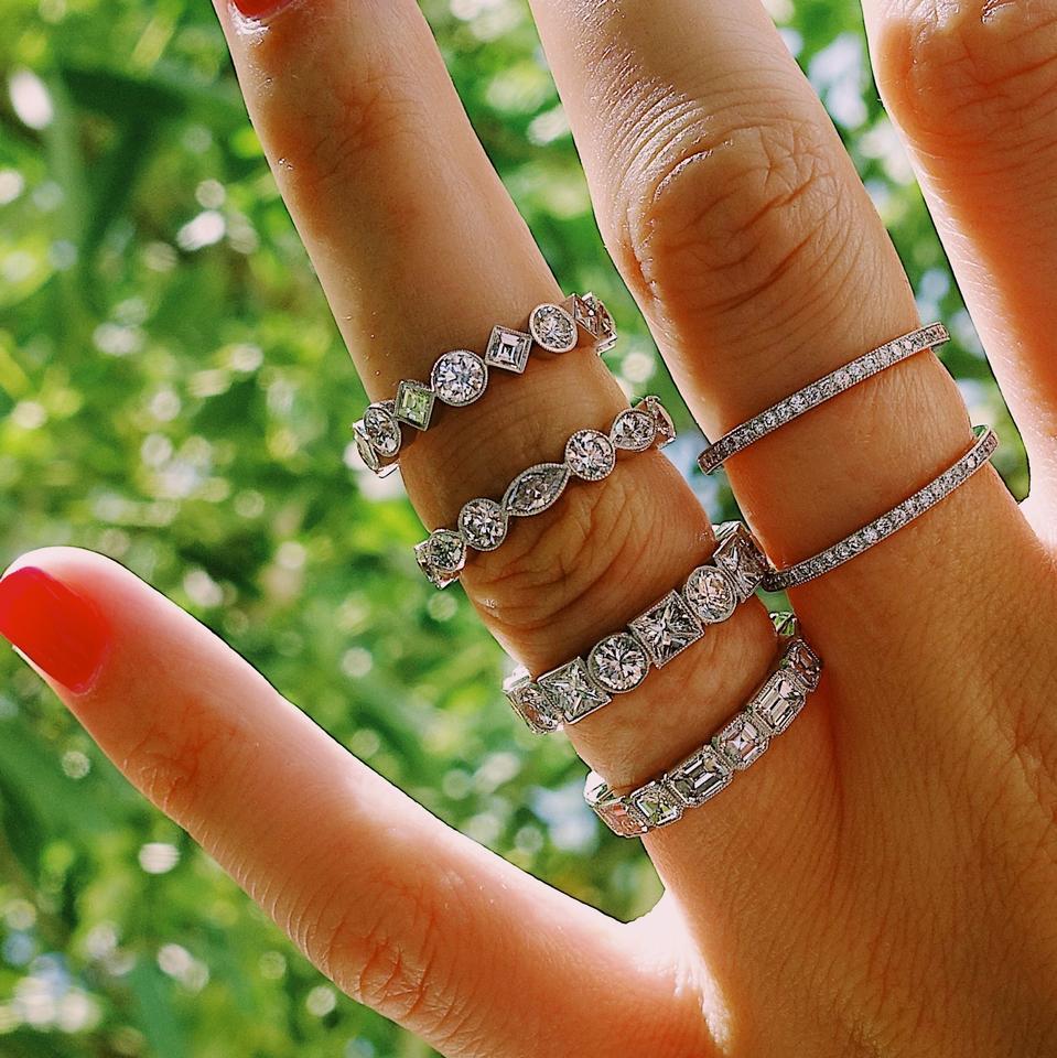 1,98 Karat handgefertigter Platin-Eternity-Ring mit Diamanten im Rundschliff im Zustand „Hervorragend“ im Angebot in New York, NY
