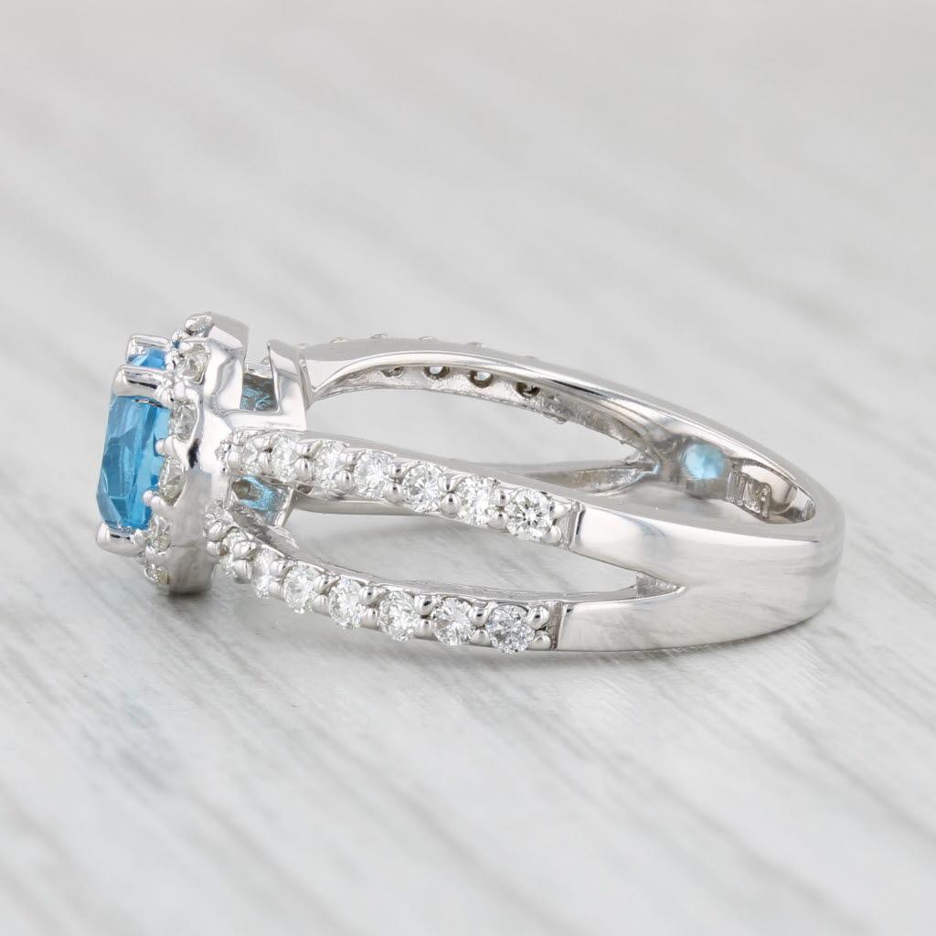 Información sobre la gema:
- Topacio natural -
Quilates - 1,35ct 
Talla - Redonda brillante
Color - Azul claro
Tratamiento - Mejorado rutinariamente

- Diamantes naturales -
Quilates totales - 0,63ctw
Talla - Redonda brillante
Color - G - I
Claridad