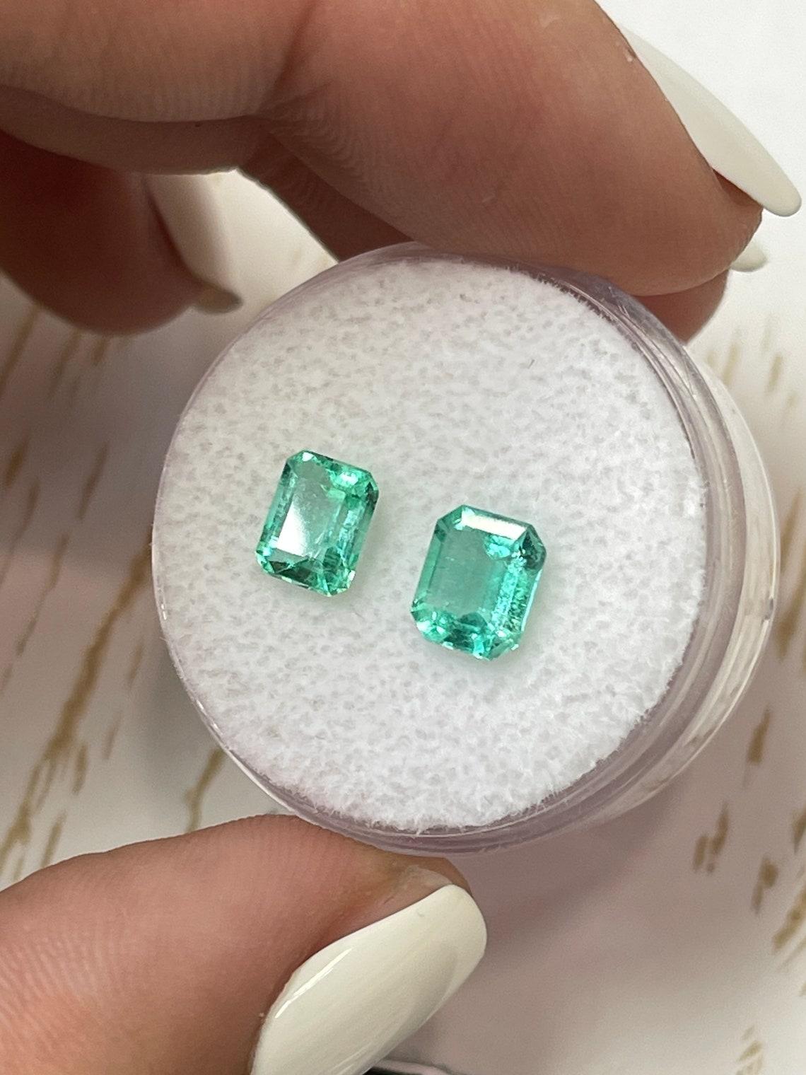 Piedra: Esmeralda
Peso total: 1,98 tcw
Forma: Corte Esmeralda
Claridad: Transparente
Lustre: Muy bueno
Color: Verde azulado medio claro
Medidas: 6,60mm x5,46mm x 3,62mm // 6,22mm x 5,17mm x 4,18mm
Origen geográfico: Colombia
Tratamiento: Natural,