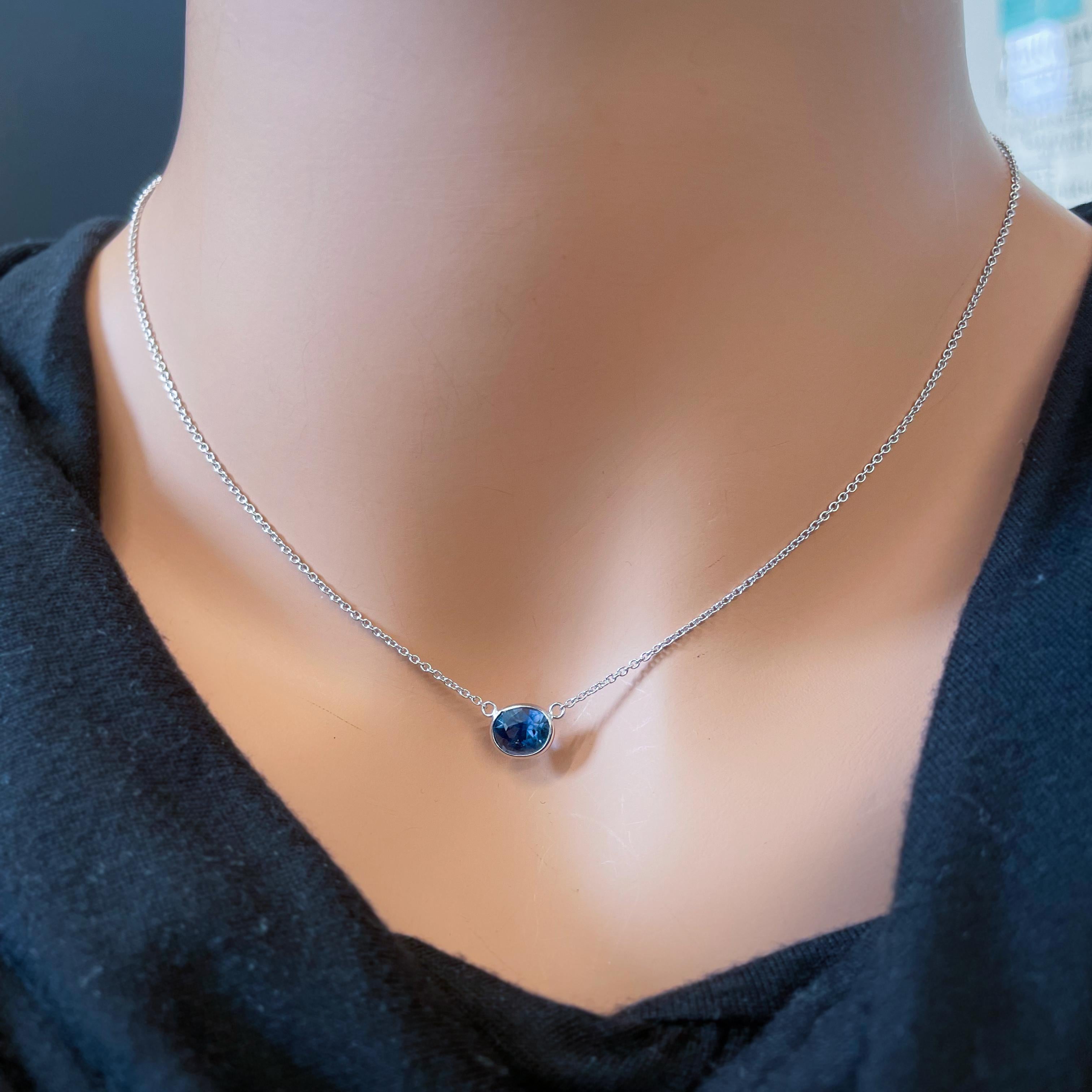 Ce collier présente un saphir bleu de taille ovale d'un poids de 1,99 carats, serti dans de l'or blanc 14k (Whiting). Les saphirs bleus sont réputés pour leur couleur bleue riche et vibrante, et la taille ovale est un choix classique pour les