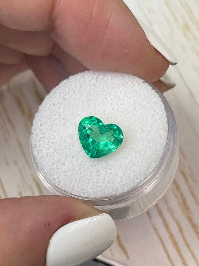 Piedra: Esmeralda
Peso: 1,99 quilates
Forma: Corte corazón
Claridad: Transparente
Lustre: Excelente/Muy bueno
Color: Verde amarillento medio
Medidas: 8,91 mm x 7,80 mm x 5,39 mm
Origen geográfico: Colombia
Tratamiento: Natural,