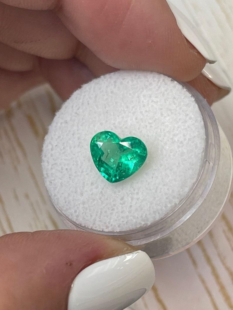 Esmeralda colombiana talla corazón de 1.99 quilates  Piedra verde amarillenta 9x8 suelta Moderno en venta