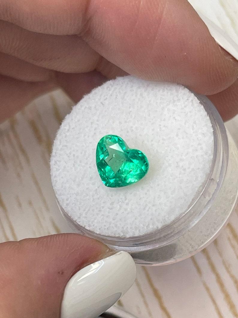 Esmeralda colombiana talla corazón de 1.99 quilates  Piedra verde amarillenta 9x8 suelta Corte esmeralda en venta