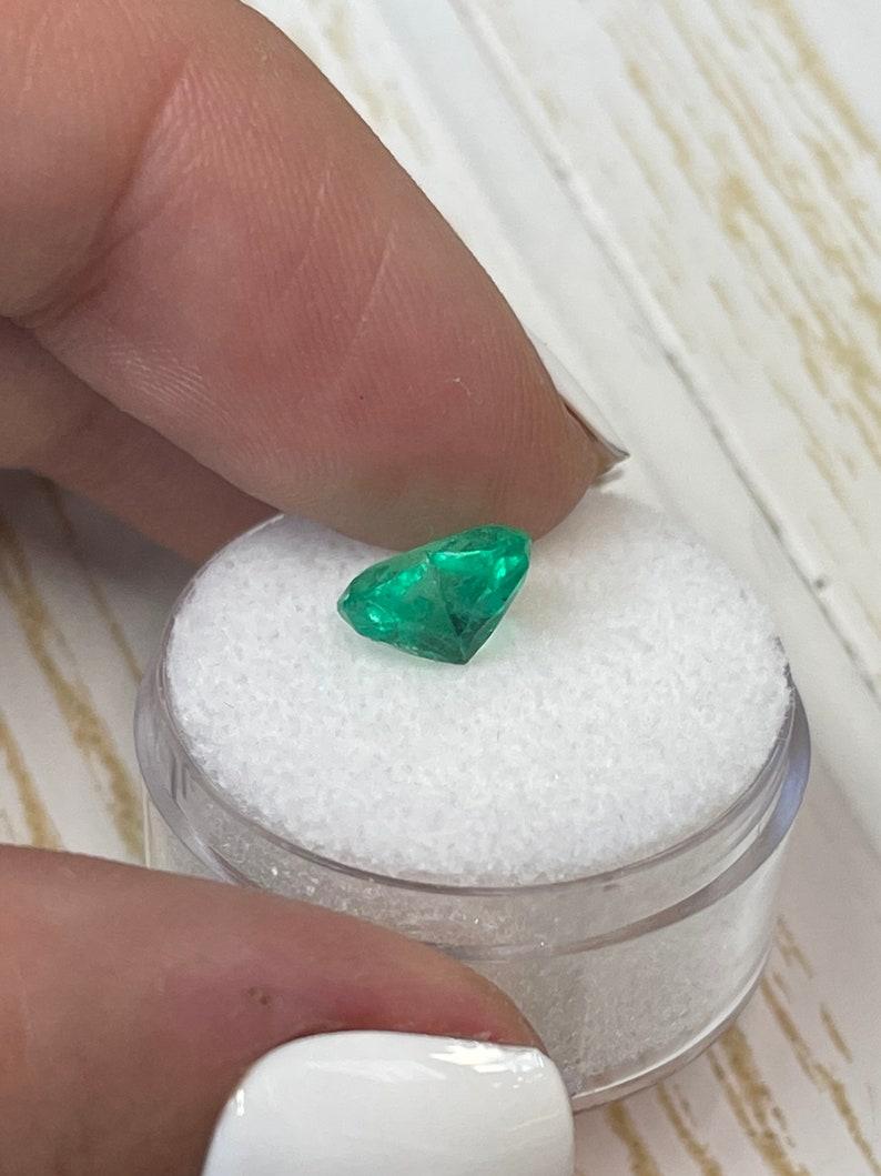 De las mujeres Esmeralda colombiana talla corazón de 1.99 quilates  Piedra verde amarillenta 9x8 suelta en venta
