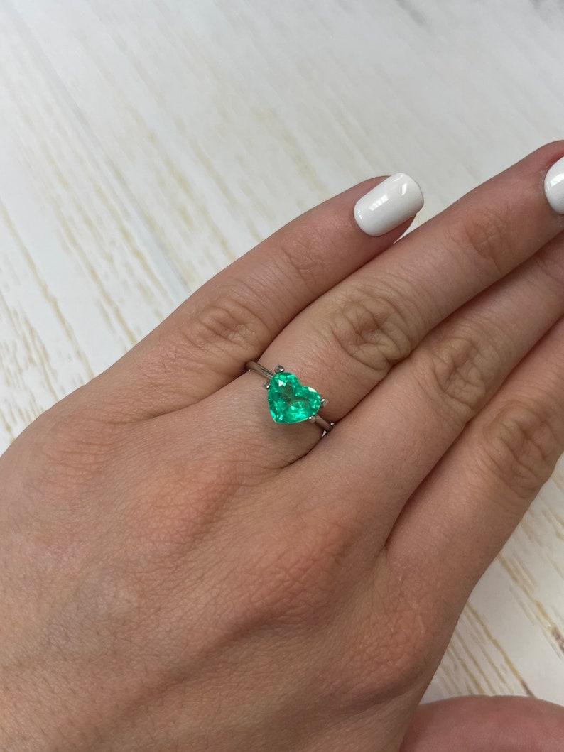 Esmeralda colombiana talla corazón de 1.99 quilates  Piedra verde amarillenta 9x8 suelta en venta 1