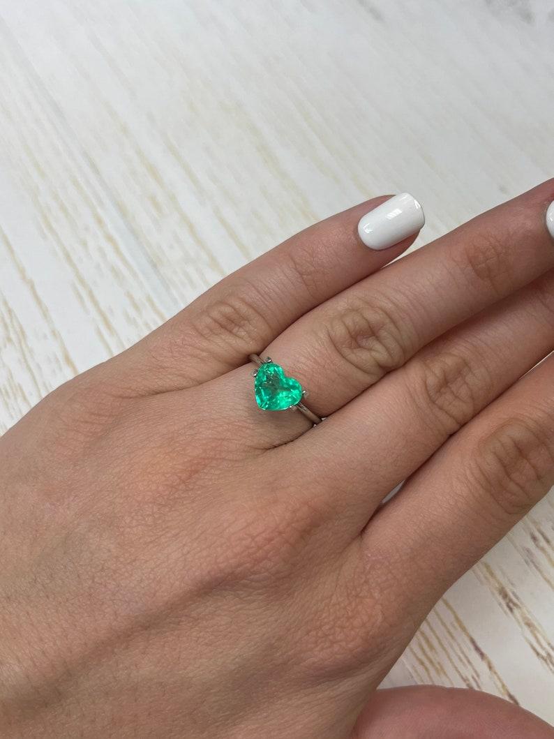 Esmeralda colombiana talla corazón de 1.99 quilates  Piedra verde amarillenta 9x8 suelta en venta 2