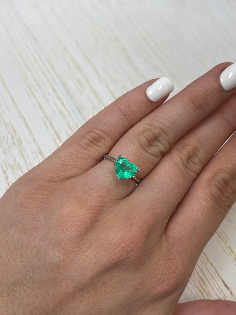 Esmeralda colombiana talla corazón de 1.99 quilates  Piedra verde amarillenta 9x8 suelta en venta 3