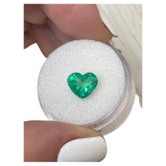Smeraldo colombiano taglio cuore da 1.99 carati  Gemma sfusa di colore verde giallastro 9x8