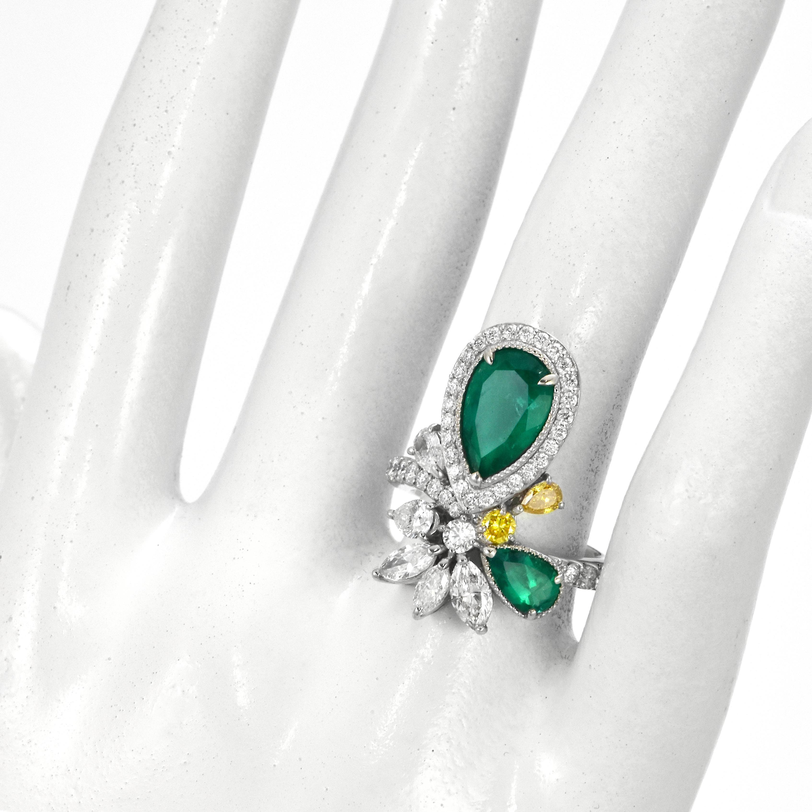 1.99 Carat Natural Vivid Green Colombian Emerald & Diamond Ring Made in Platinum In New Condition For Sale In Tokyo, JP
