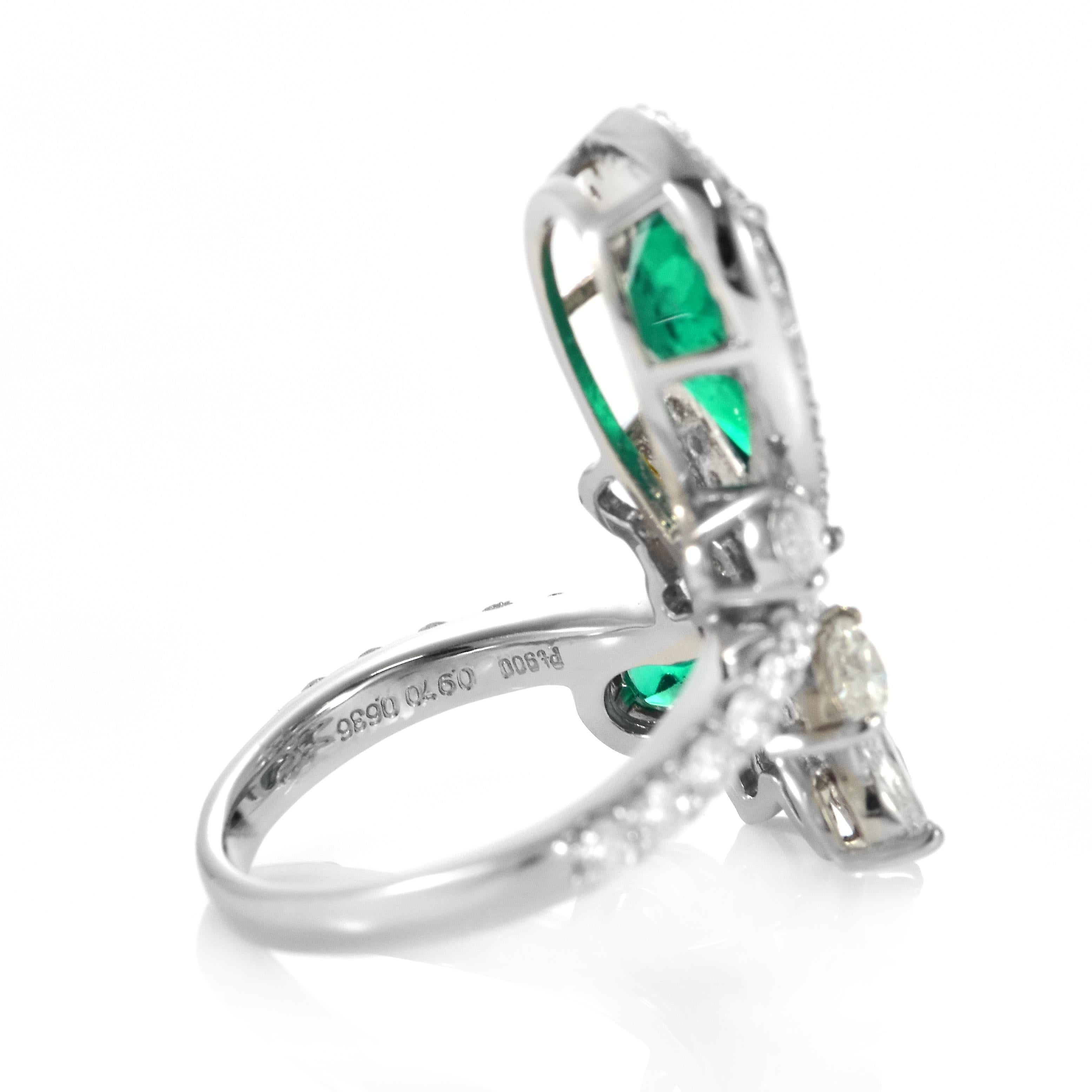 1.99 Carat Natural Vivid Green Colombian Emerald & Diamond Ring Made in Platinum For Sale 2