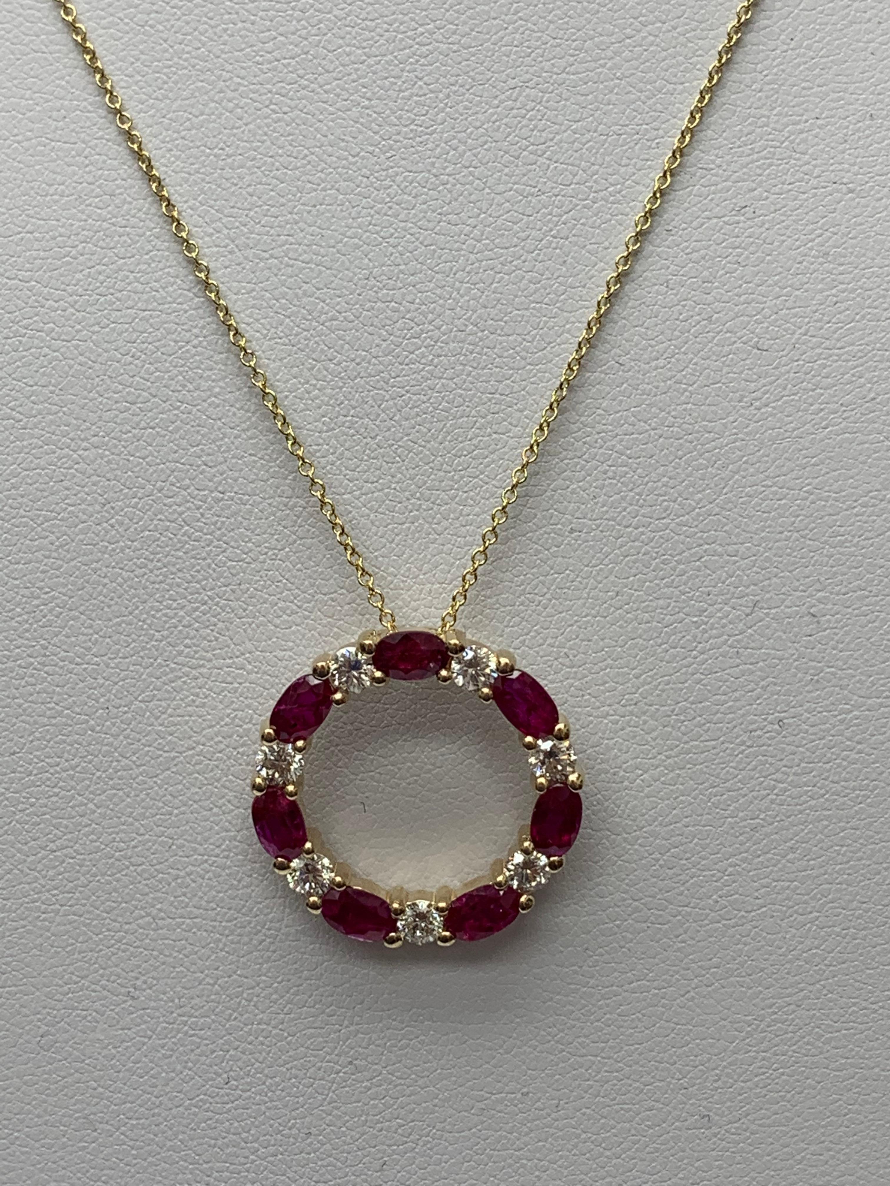 Moderno Collana con ciondolo a forma di cerchio con rubino e diamante da 1,99 carati in oro giallo 14K in vendita