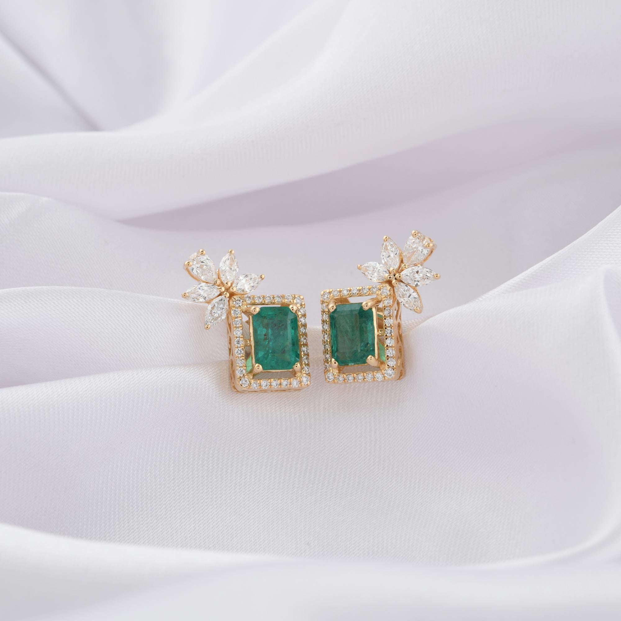 Abbraccia un'eleganza senza tempo con questi splendidi orecchini con smeraldo dello Zambia e diamanti, realizzati con maestria in oro giallo 9 carati. Il centro è caratterizzato da 1,99 carati di smeraldi naturali dello Zambia, ammirati per la loro