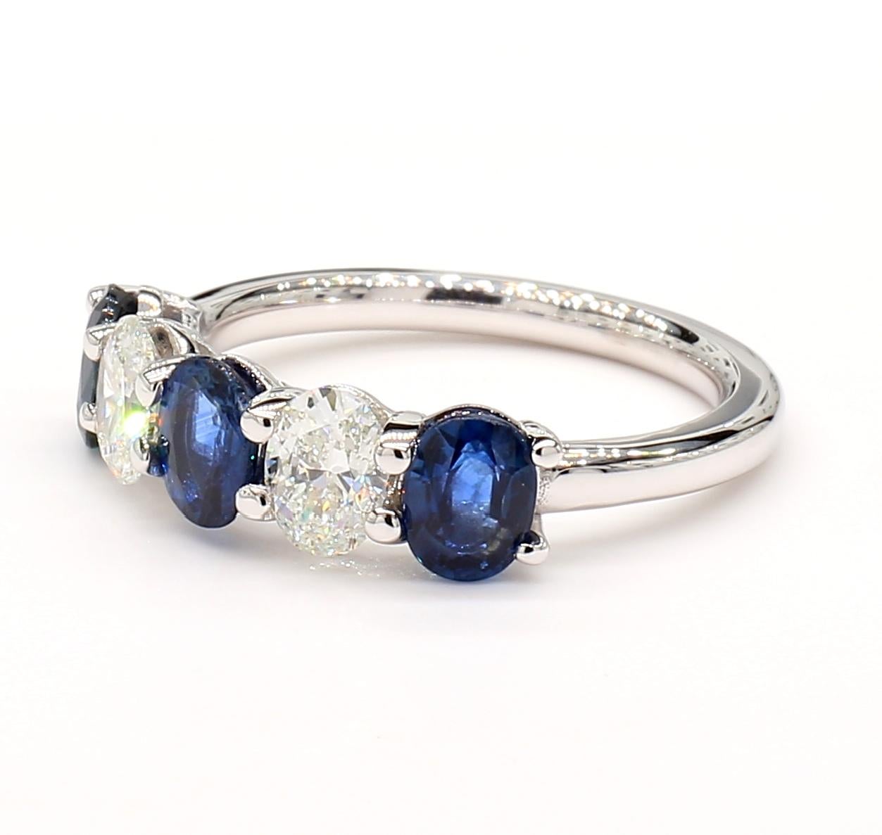 Questa impressionante fascia con zaffiro blu e diamante bianco taglio ovale è una testimonianza di alta artigianalità e design senza tempo. Perfetto per chi apprezza la bellezza dei diamanti naturali, questo anello offre un equilibrio tra lusso e