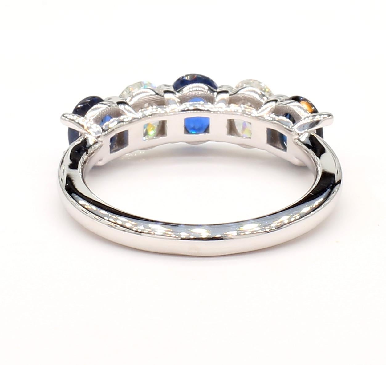 Donna Anello Eternità ovale con zaffiro blu e diamante da 1,99 carati in oro bianco 18 carati in vendita